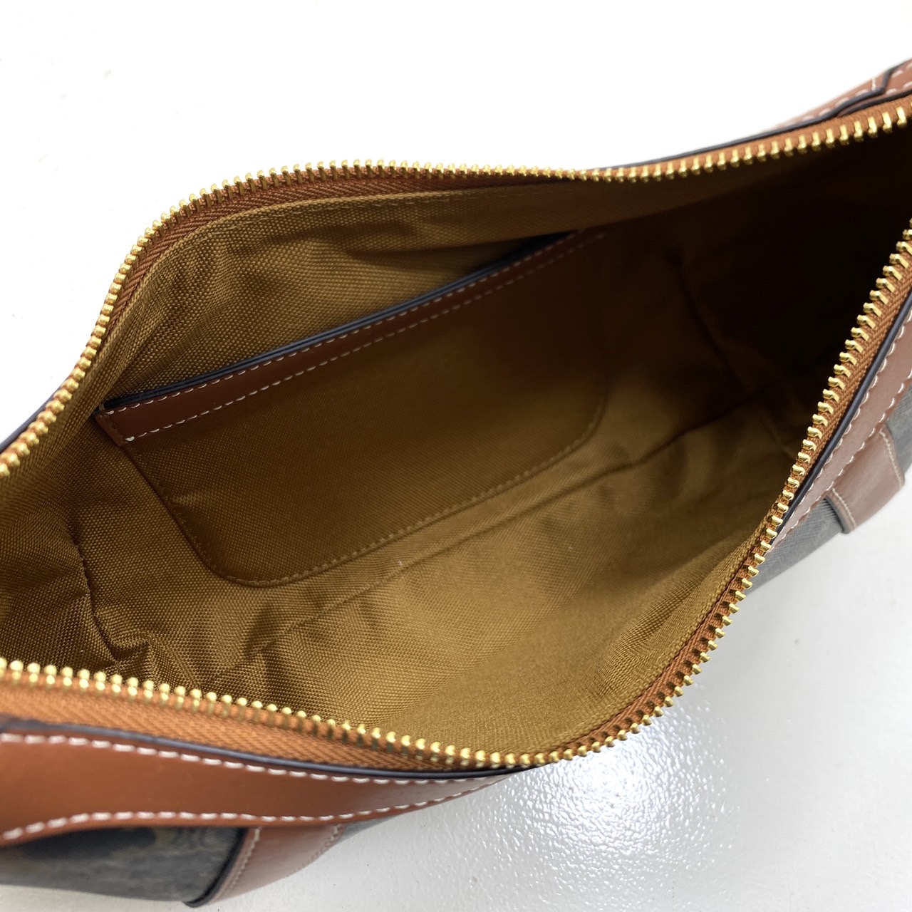 CELINE STRIPED HOBO in TRIOMPHE กระเป๋าสะพายทรงโฮโบ รูปทรงสวยคลาสสิค ใหม่ล่าสุดก่อนใคร ใช้งานได้ง่าย ทุกลุค ทุกสไตล์ งานแคนวาสแท้พิมพ์ลายคมชัด สะพายไหล่แล้วดูหรูหรา