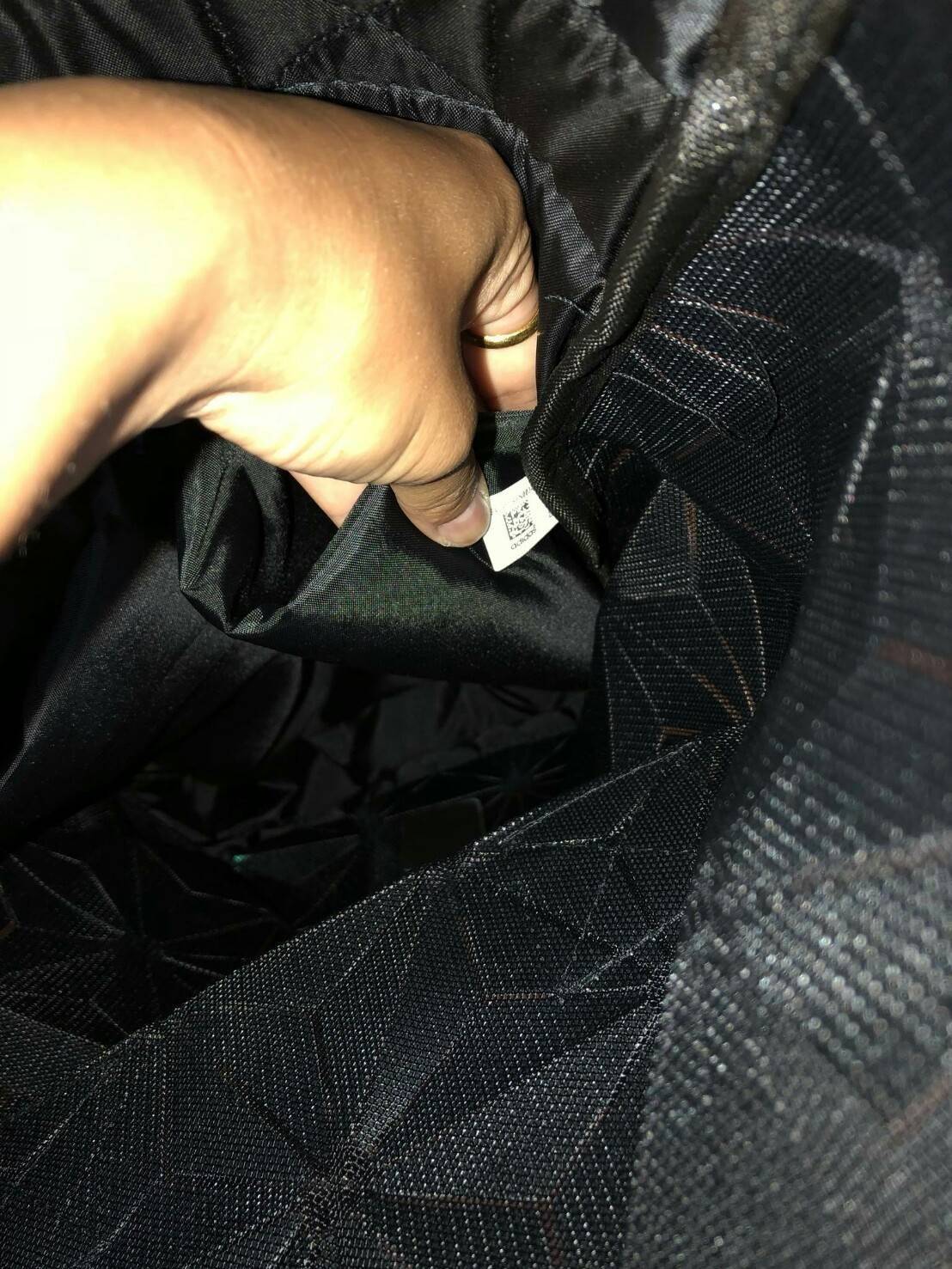 Adidas Originals BP Roll Top 3D Mesh 2017 Backpack Bag DH0100 กระเป๋าเป้สะพายหลัง สีใหม่ ดีไซน์แบบ 3 มิติ วัสดุ polyurethane ใช้ลูกเล่นของเหลี่ยม และมุมเชื่อมเข้าหากัน การออกแบบกระเป๋าเป็นเหมือนถุงทรงสูง ส่วนปากกระเป๋า เปิดปิดแบบตีนตุ๊กแกม้วนพับ และติดกระ