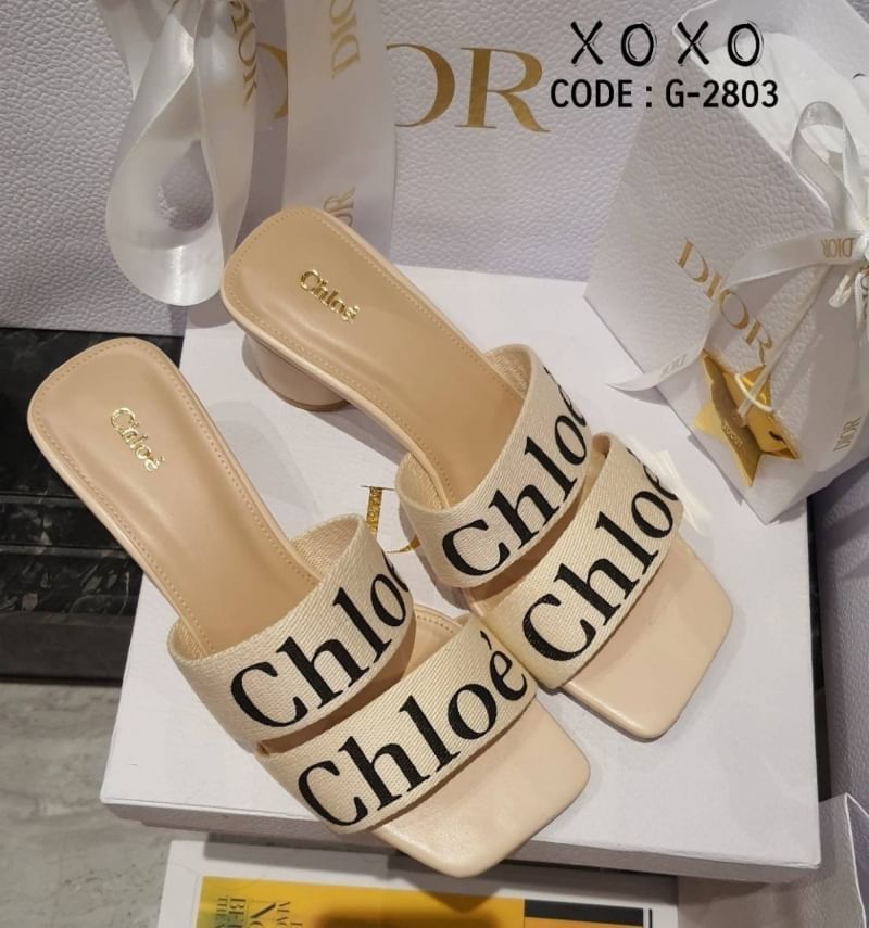 Chloe รองเท้าแตะ สวย ดูแพง เกินราคาขายมากคะ วัสดุผเาแคนวาสสกีนชื่อแบรนด์ คาด 2 ชั้น ส้นทรงกระบอกแท่งกลม สวมใส่ง่าย แมทส์ชุดง่าย น้ำหนักเบา