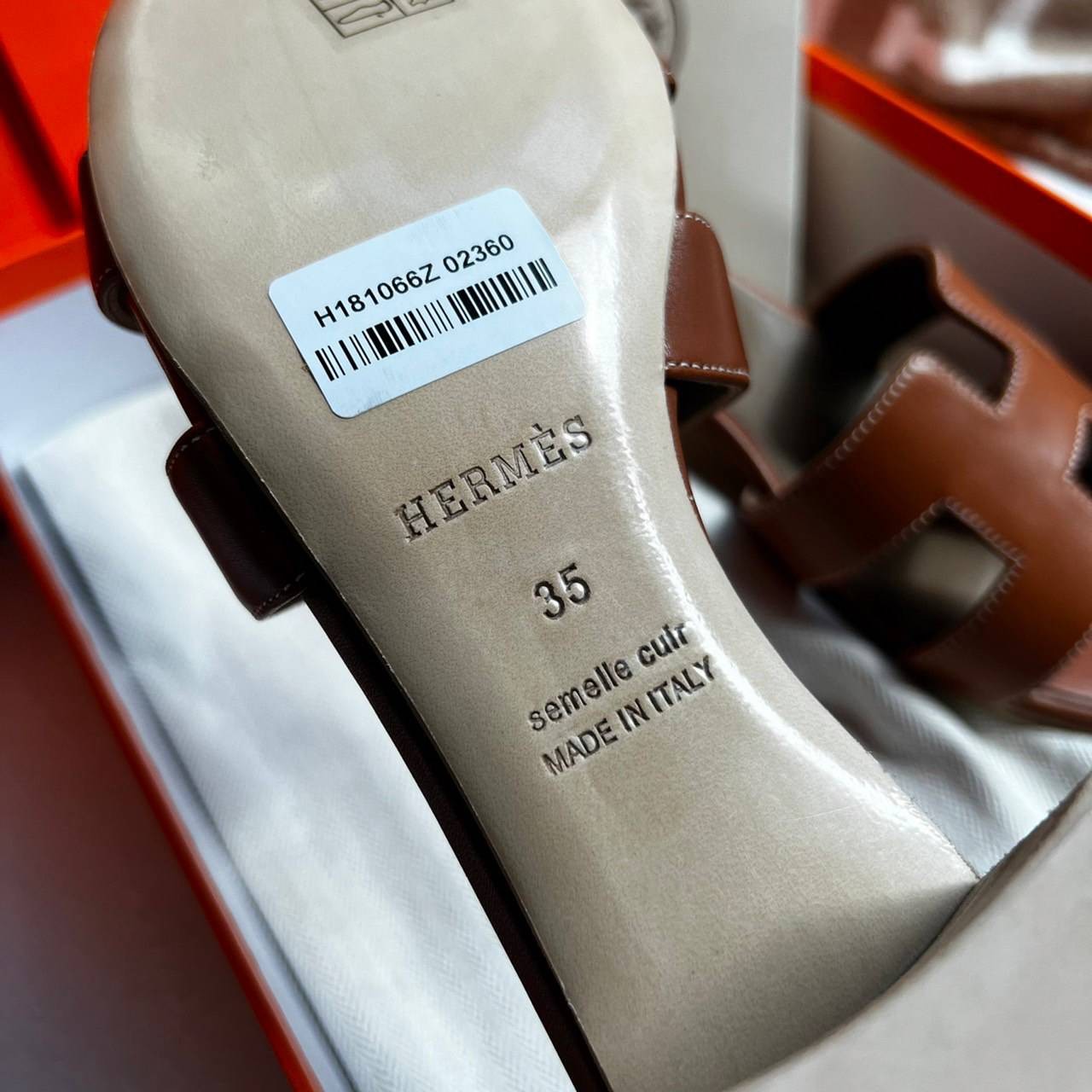 หนังแท้ Hermes sandal leather รองเท้างานสั่งตัตใช้สลับแท้ เกรดออริจินอล ตรงพื้นรองเท้าทำจากไม้รองด้วยหนังแท้ 100% งานตัดเย็บปราณีตละเอียดมากค่ะ มีอุปกรณ์ครบ หนังนิ่มใส่สบาย ใช้ทนนาน เกรดนี้คุ้มมาก ไม่ผิดหวังค่ะ ภาพสินค้าถ่ายจากงานขายจริง ใช้งานต่างประเทศไ