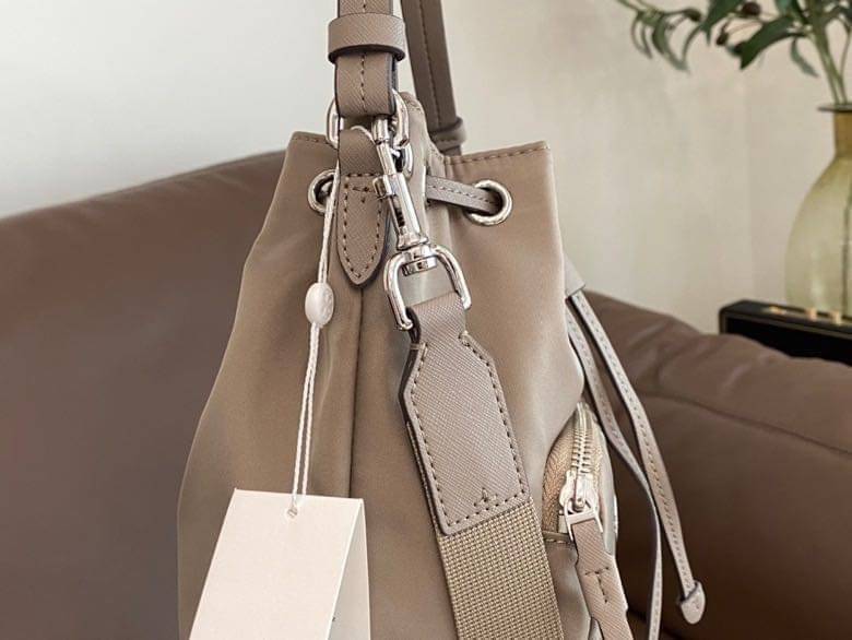 Tory Burch Virginia Nylon Bucket Bag / Tory Burch logo-plaque bucket bag กระเป๋าสะพายทรงบัคเก็ต เปิด-ปิดหนังรูดปากกระเป๋า มีหูหิ้วในตัว คล้องแขนเก๋ๆ ภายในเป็นช่องโล่ง มีช่องย่อย ใส่ของสำคัญจุกจิกได้ มีสายครอส จะสะพายไปไหนก็ได้ทุกโอกาส สวยเลิศทุกสี พร้อมส่