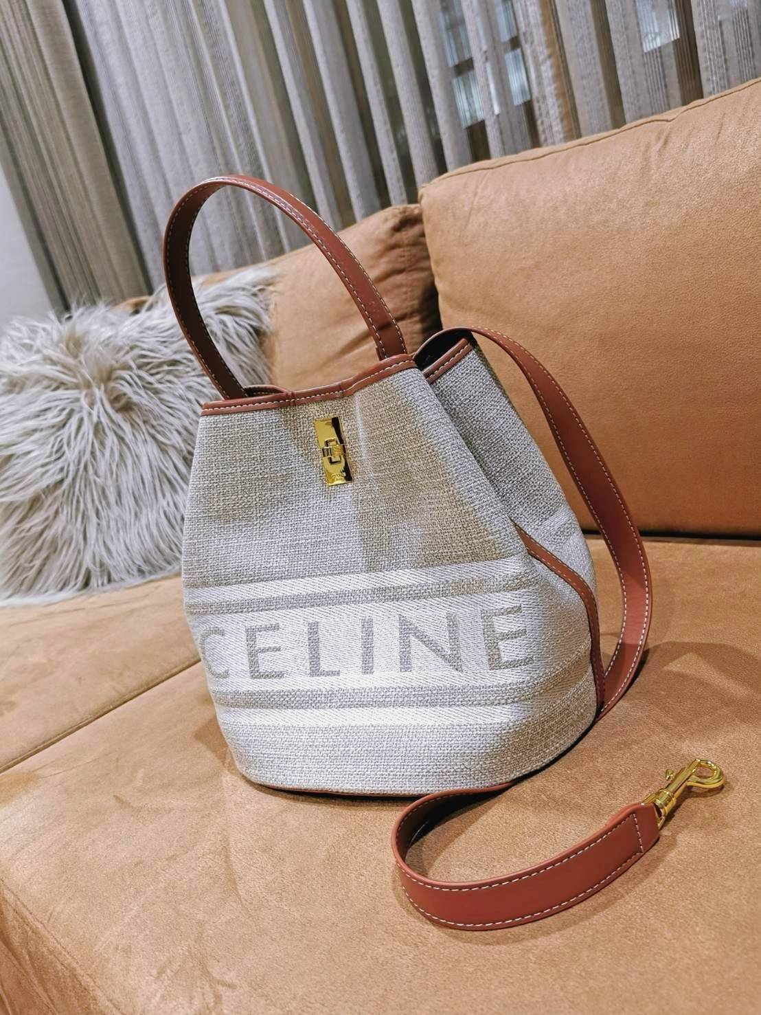 ซื้อ1ได้ถึง2!✴️CELINE TEXTILE BUCKET BAG VIP วัสดุ Textile Canvas & CalfSkin ดีไซน์ทรง Bucket ใบใหญ่กำลังดี มาพร้อม Clutch ใบเล็กเข้าชุด เนื้อหนาแข็งแรง น้ำห