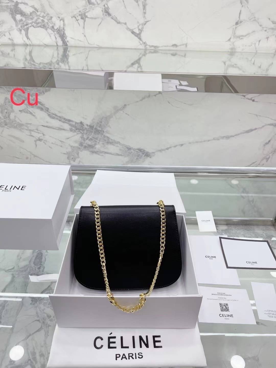 CELINE chain besace triomphe in shiny calfskin กระเป๋าสะพายสายโซ่ซีลีน รุ่นใหม่ล่าสุด อีกหนึ่งรุ่นในซีรีส์ Triomphe ที่ได้รับความนิยมอย่างมาก ด้วยรูปร่างทรงโค้งมนมีความคลาสสิกตามแบบฉบับแบรนด์