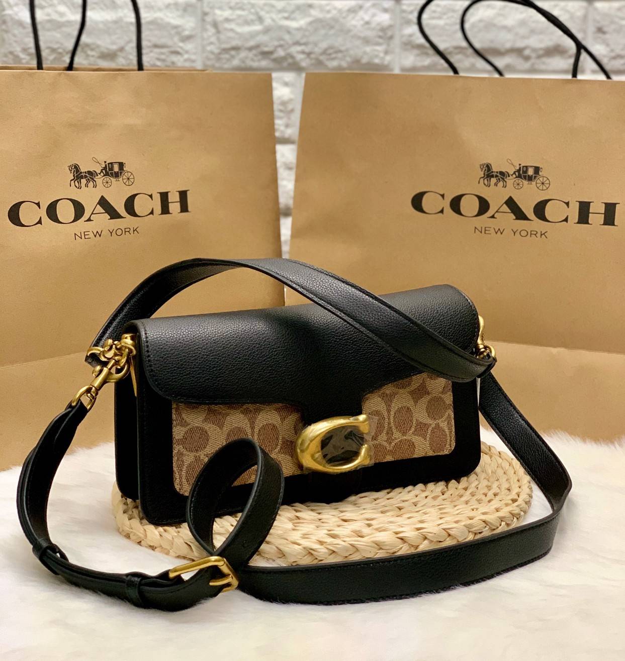 COACH TABBY SHOULDER BAG 26 พร้อมส่งที่ไทยอีกครั้งค่ะ!! กระเป๋าหิ้ว//คล้องไหล่//สะพายข้างได้ สุดคุ้ม! หนังแท้เรียบคลาสสิคเพิ่มความหรูเข้ามาค่ะ ด้านหน้ามีอะไหล่แบรนด์ตัวใหญ่โดดเด่น เปิดปิดกระเป๋าแบบกระดุมแม่เหล็ก ภายในมีช่องหลักใส่ของ2ช่อง;สามารถใส่กระเป๋า
