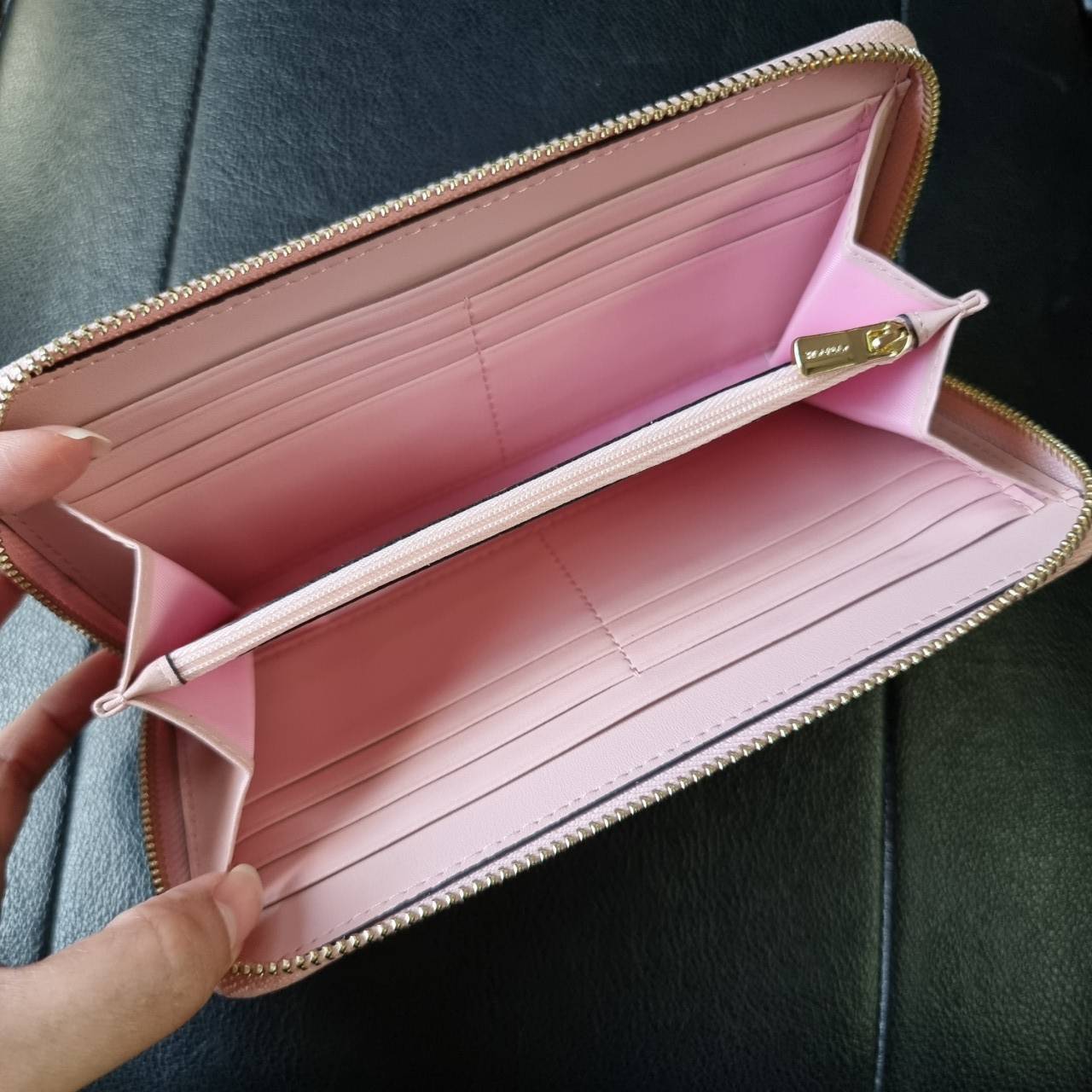 COACH F54630 ACCORDION ZIP WALLET IN SIGNATURE COATED CANVAS WITH LEATHER STRIPE กระเป๋าสตางค์ใบยาวรุ่นคลาสสิค คัดสีขายดีมาให้กันเลยจ้า ♥️ วัสดุหนังแคนวาสเคลือบลาย เปิด-ปิดด้วยซิปรอบ รูดใช้งานง่าย ใส่บัตรได้ มีช่องซิปใส่เหรียญ ใส่มือถือได้ พกใบนี้ใ