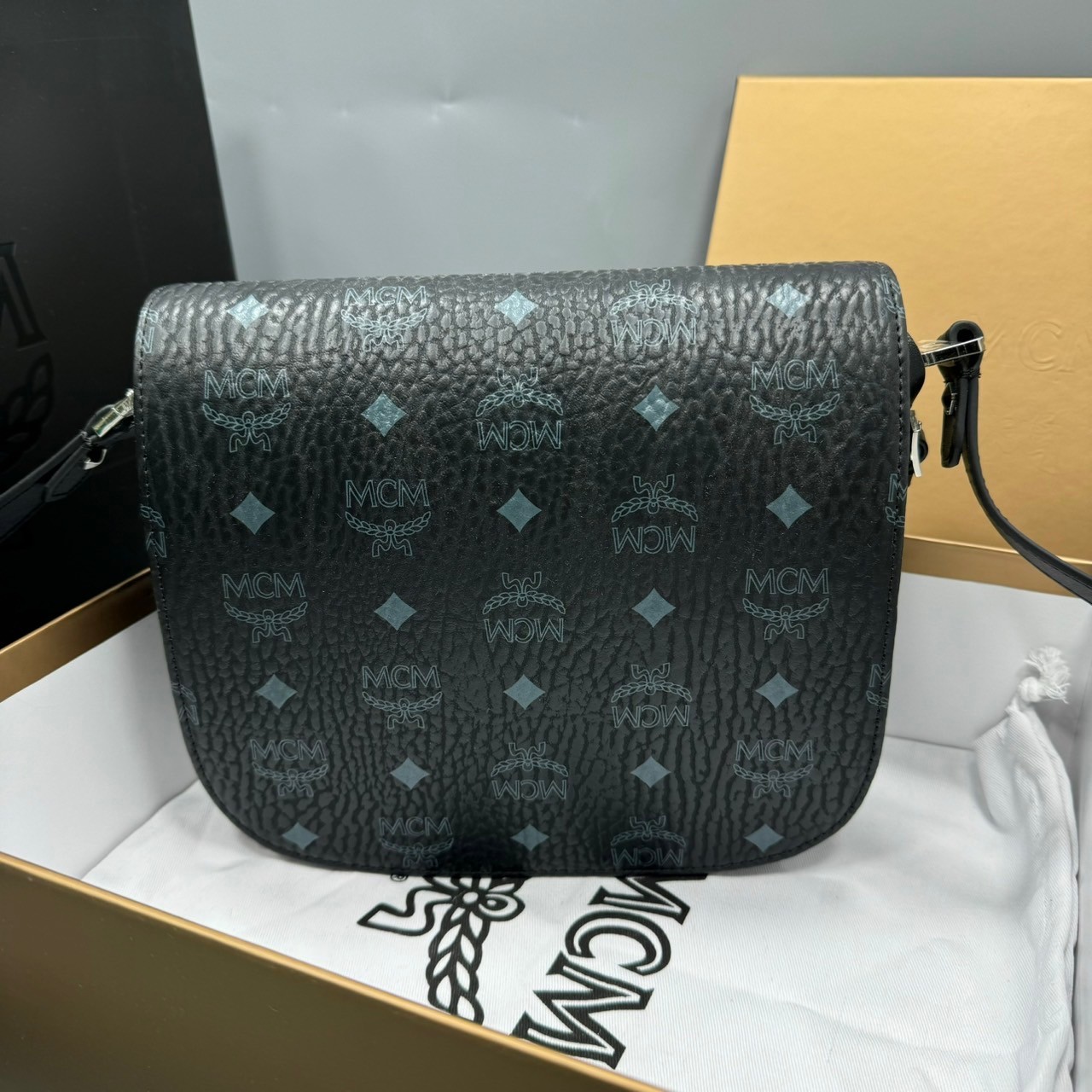 M.C.M PATRICIA SHOULDER BAG IN VISETOS กระเป๋าสะพายไหล่/ข้าง ดีไซน์ได้อย่างมีสไตล์ เกรดออริ สลับแท้ 1:1 ใช้งานต่างประเทศได้