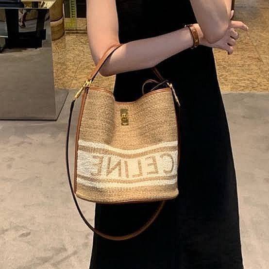 ซื้อ1ได้ถึง2!✴️CELINE TEXTILE BUCKET BAG VIP วัสดุ Textile Canvas & CalfSkin ดีไซน์ทรง Bucket ใบใหญ่กำลังดี มาพร้อม Clutch ใบเล็กเข้าชุด เนื้อหนาแข็งแรง น้ำห