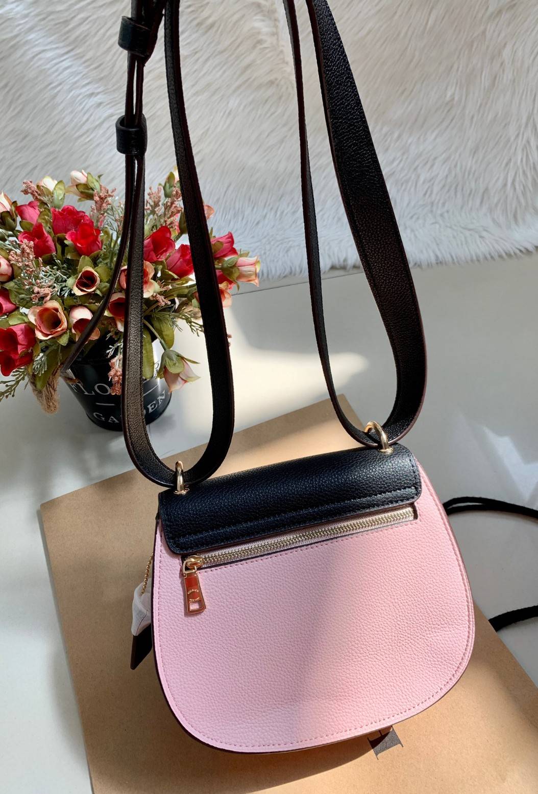 OUTLET 】COACH REMI SADDLE BAG IN COLORBLOCK ((1330)) รุ่นแนะนำ คลาสสิคน่าใช้มากๆ วัยใสๆใช้ดีค่ะ 😘 พร้อมส่งที่ไทยอีกครั้ง! กระเป๋าสะพายข้าง//ครอสบอดี้ร์//หรือทบเป็นสายคู่สะพายไหล่ได้ค่ะ แล้วแต่ชอบเลยค่ะ! วัสดุหนังแท้ ลายหนังสวยมากๆค่ะรุ่นนี้ หลงรัก