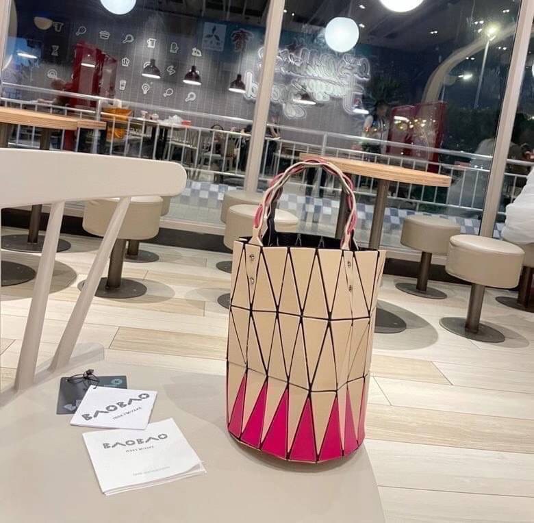 BAOBAO ISSEY MIYAKE BUCKET BAG / BAOBAO BASKET / ZIG-ZAG PATTERN TRIANGLE BASKET HANDBAG ภาพสินค้าถ่ายจากงานขายจริง ใช้งานต่างประเทศได้ค่ะ
