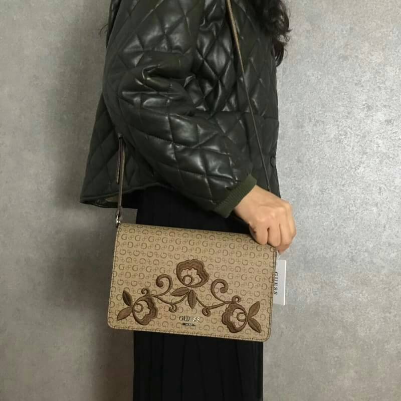 GUESS Embroidery Shoulder Bag กระเป๋าไหล่หรือ crossbody วัสดุหนังแกะเทียม น้ำหนักเบา ตัวกระเป๋าเพ้นท์ลายตัวG ทั้งใบ พร้อมปักรูปดอกไม้ด้านหน้า มาให้ งานปักละเอียด สวยมากๆ ค่ะ เปิดปิดกระเป๋าแบบฝาปิด แม่เหล็ก ใข้งานง่าย ด้านในโล่ง ใส่ ipad mini ได้ และมีช่อง
