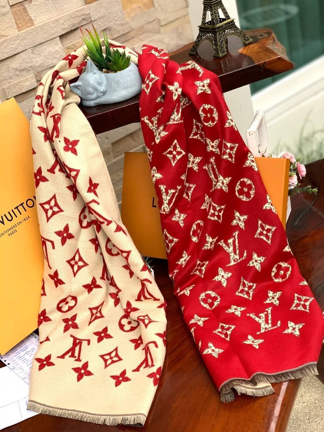 Louis Vuitton Women’s Scarves Accessories อีกหนึ่งแบรนด์ดังจากปารีส ด้วยงานพรีเมี่ยมกิ้ฟ ส่งมอบความรู้สึกดีๆให้กับคนที่คุณรัก ในรูปแบบผ้าพันคอและผ้าคุมไหล่ผืนใหญ่ให้ความอบอุ่น ถักทอด้วยผ้าcashmere ผ้าเนื้อดี สัมผัสนุ่มมือ ทอลายในตัว สีและลายคมชัด เหมาะสำห