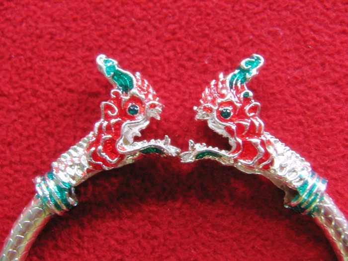 กำไลพญานาค2เศียรเนื้อทองเหลืองชุบเงินไมครอนลงยาพร้อมใบคาถาค่ะ