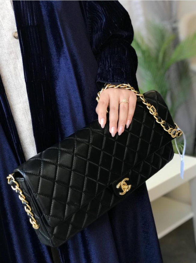 CHANEL Clutch Flap Bag กระเป๋าสะพายทรงคลาสสิค ไซส์ยาวพิเศษ หนังเรียบเงาผิวสัมผัสนุ่มลื่นมาก สวยหรูดูแพง ถือเป็นคลัชหรือสะพายไหล่ได้เก๋ๆ ใช้ยังไงก็ดูหรู ด้วยดีไซน์เฉพาะตัว ใบจริงสวยคมมาก