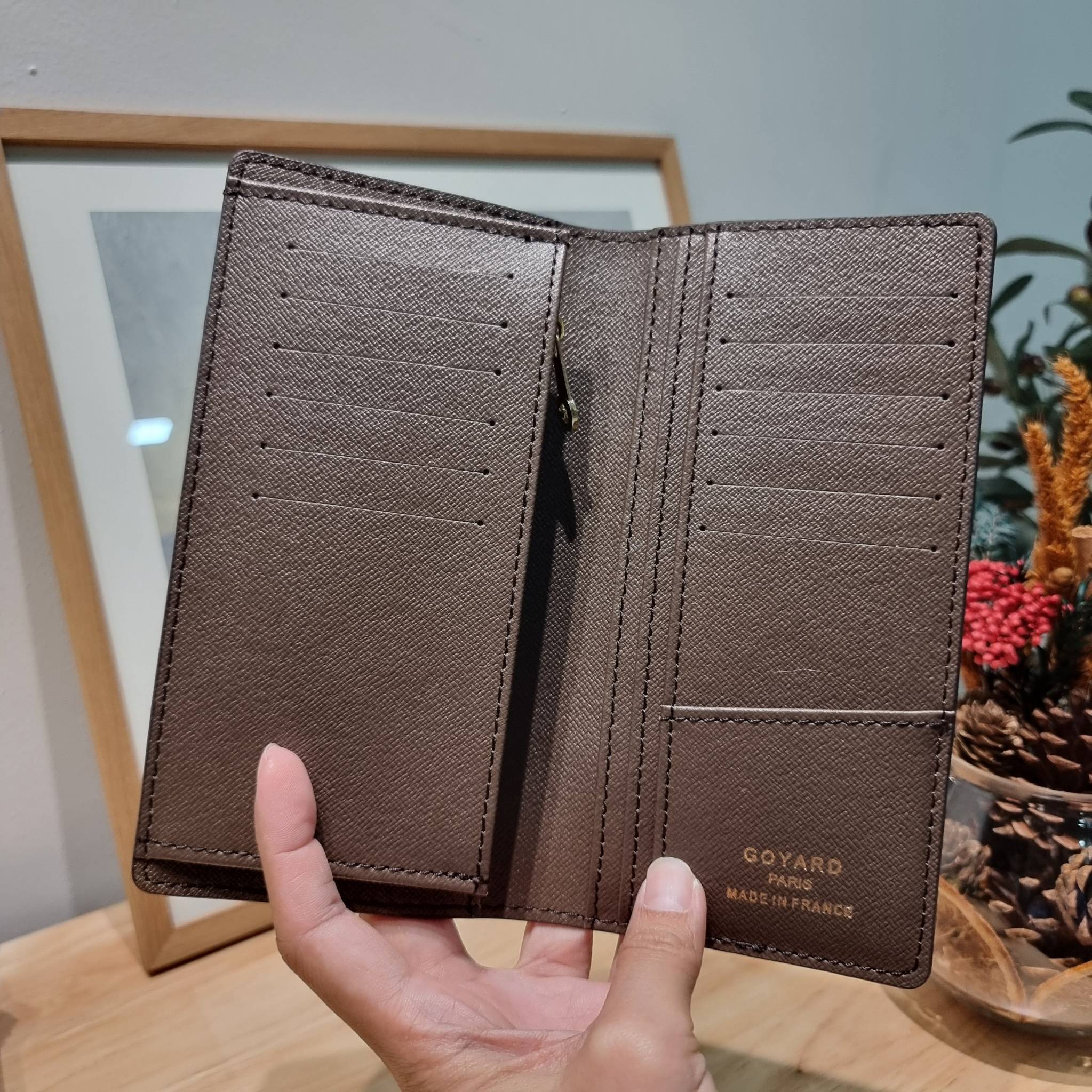 Goyard Bi Fold Long Wallet / GOYARD FLAP WALLET / Goyard Long Wallet กระเป๋าสตางค์ใบยาว รุ่น unisex ที่ใช้ได้ทั้งหนุ่มๆและสาวๆ ไอเท็มนี้ตอบโจทย์สำหรับคนที่ชอบเก็บบัตรเยอะๆ