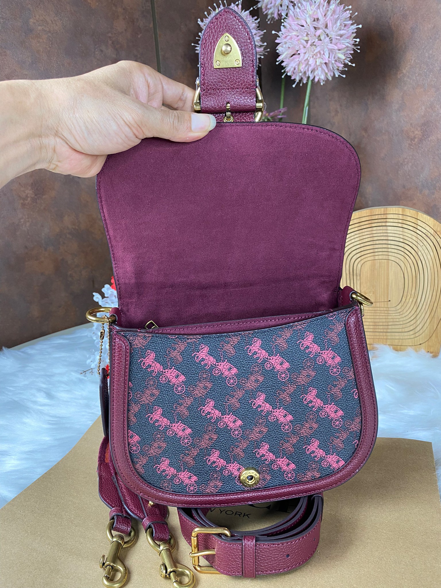 OUTLET 】COACH BEAT SADDLE BAG 10 แบบพร้อมส่ง จุกๆ เลยค่า The best item! ที่สาวๆรอคอย! ฮอตไฟลุก! สีหายาก ละมุนคุณหนู คอลเลคชั่นใหม่ ดีไซน์หรูหรา พิเศษมากๆมาพร้อมสายสะพาย 2 เส้น ใช้คู่กันหรือแยกสะพายก็สวยครบสูตร กระเป๋าสะพายทรง saddle คลาสสิค วัสดุหนัง glov