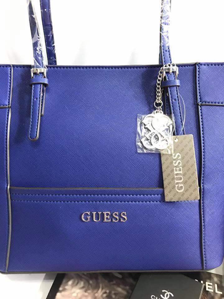 New !!! GUESS LARGE TOTE BAG พร้อมส่ง กระเป๋าถือทรง Tote ลายหนังซาฟเฟียโน่ น้ำหนักเบา ด้านหน้าติดโลโก้แบรนด์ตัวใหญ่อะไหล่เงินค่ะ พร้อมห้อยอะไหล่แบรนด์เพิ่มความหรู เปิดปิดกระเป๋าแบบซิป ซับในเป้นผ้าลายแบรนด์สวยค่ะ ภายในกว้าง ใส่ของได้จุทีเดียวนะค่ะ มีช่องซิ