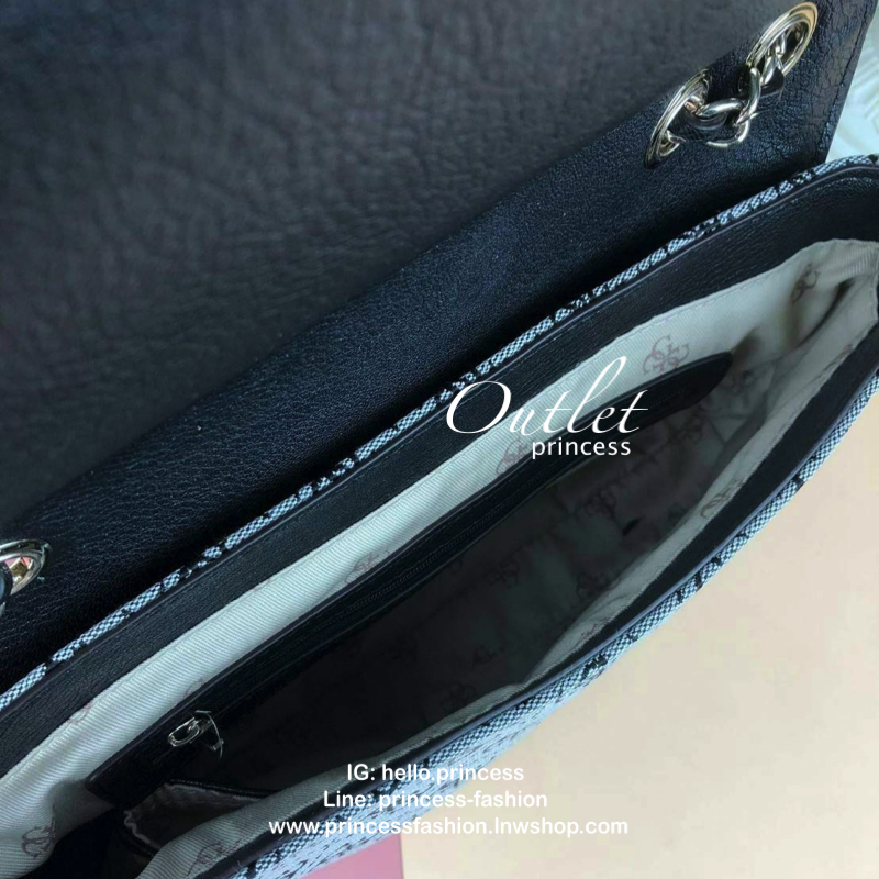 Guess Logo city handbag กระเป๋าสะพายไหล่ ตัวกระเป๋าเป็นผ้าลาย signature ของแบรนด์ ตัดกับหนังที่ตัวขอบกระเป๋า มาพร้อมพวงกุญแจโลโก้แบรนด์ ด้านหน้ามีโลโก้แบรนด์ ด้านหลังมีช่องใส่โทรศัพท์/บัตรได้ เปิดปิดแบบกระดุมแม่เหล็กซ้าย-ขวา ด้านในมีช่องซิป เล็ก 1 ช่อง แล