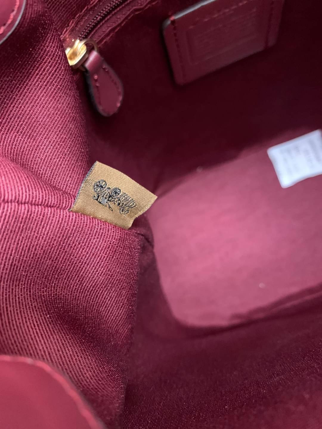 สวยหรู ดูดีมากๆ บอกเลย ไม่มีคือพลาดจร้าา! COACH DEMPSEY DRAWSTRING BUCKET BAG ((C4100//C4102)) พร้อมส่งที่ไทยอีกครั้ง! กระเป๋าทรงขนมจีบ หนังแท้นิ่มสวยมากๆค่ะ จุดเด่นด้านหน้าปั้มโลโก้แบรนด์ ปากกระเป๋าแบบหูรูดใช้งานง่าย ภายในสามารถใส่ของจำเป็นในชีวิตประจำวั