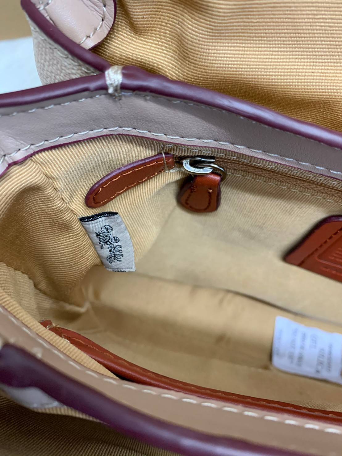 COACH CASSIE CROSSBODY BAG((68349//68348)) พร้อมส่งค่ะ! รุ่นฮิต กระเป๋าหิ้วได้//สะพายข้างหรือครอสบอดี้ร์ได้ หนังแท้นิ่มสวย เปิดปิดกระเป๋าแบบหมุนล็อค ภายในกระเป๋ามี3ช่องให้ใส่ของ แต่ล่ะช่องกว้าง สามารถใส่กระเป๋าเงินใบยาวได้;ของอื่นๆได้จุทีเดียวค่ะ ;มีช่องซ