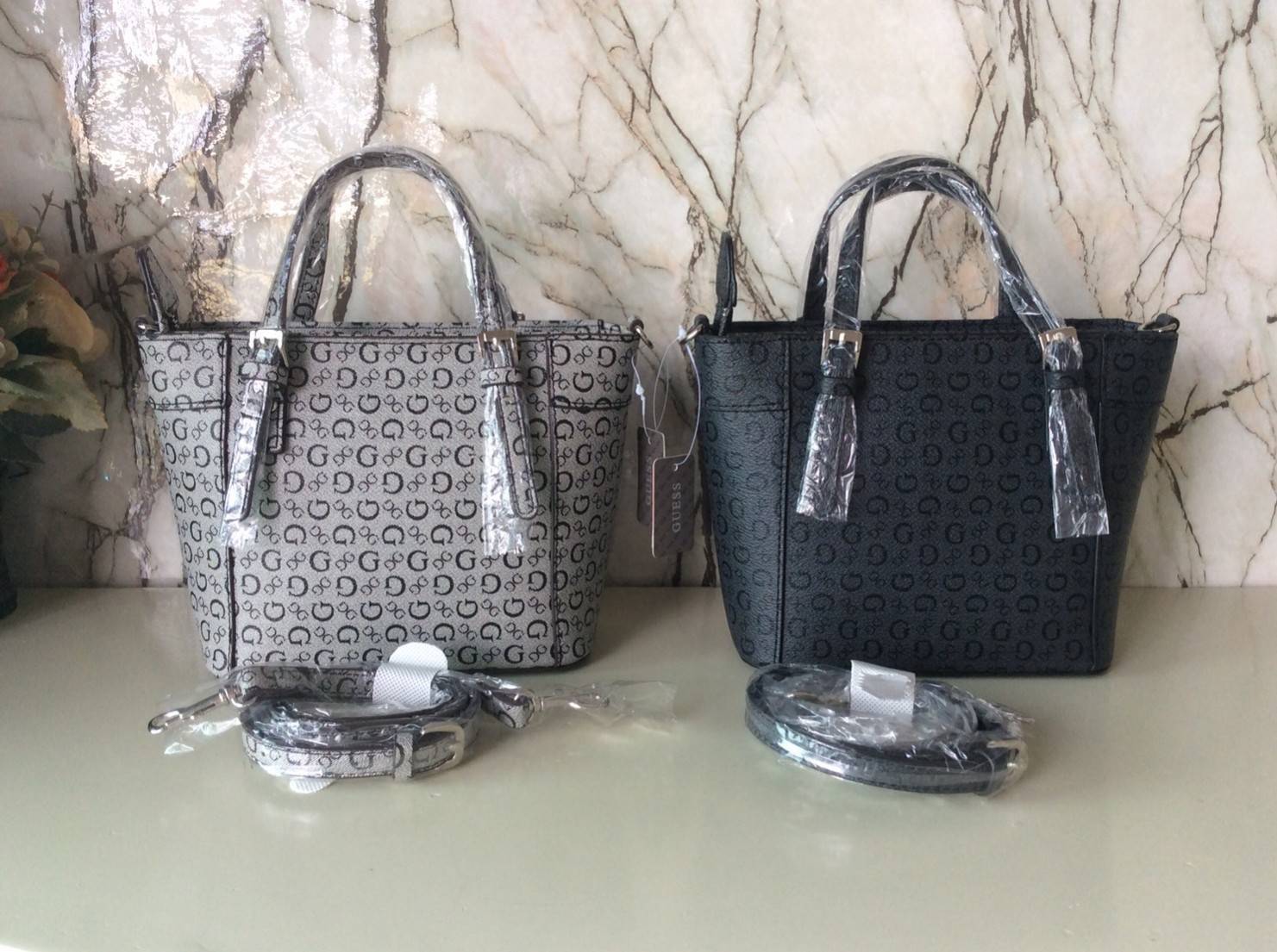 Don’t Miss! GUESS CATE MINI CROSS BODY BAG กระเป๋าถือหรือสะพายรุ่นที่ฮิตและขายดีที่สุดจาก GUESS FACTORY หนัง Saffiano ลาย GUESS Signature สวยอยู่ทรง ขนาดกำลังดี น้ำหนักเบา ด้านหน้าประดับโลโก้พร้อมพวงกุญแจโลโก้แบรนด์ห้อยที่หูกระเป๋าถอดเเยกใช้ได้ เปิดปิดด้ว