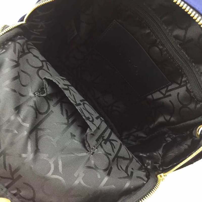 ใหม่ล่าสุด กระเป๋าเป้!!! ทรงน่ารักมากๆ จากแบรนด์ Calvin Klein รุ่นพิเศษ ช่องซิป 2 ช่องใหญ่ + สายยาวถอดได้ ปรับสะพายได้หลายรูปแบบค่า **จุดเด่นที่ ตัวกระเป๋าทำจากผ้าไนล่อนเนื้อดี สกรีนโลโก้แบรนด์ น้ำหนักเบามาก สายกระเป๋า ถอดปรับ สะพาย หลัง สะพายข้าง ลำตัว ห