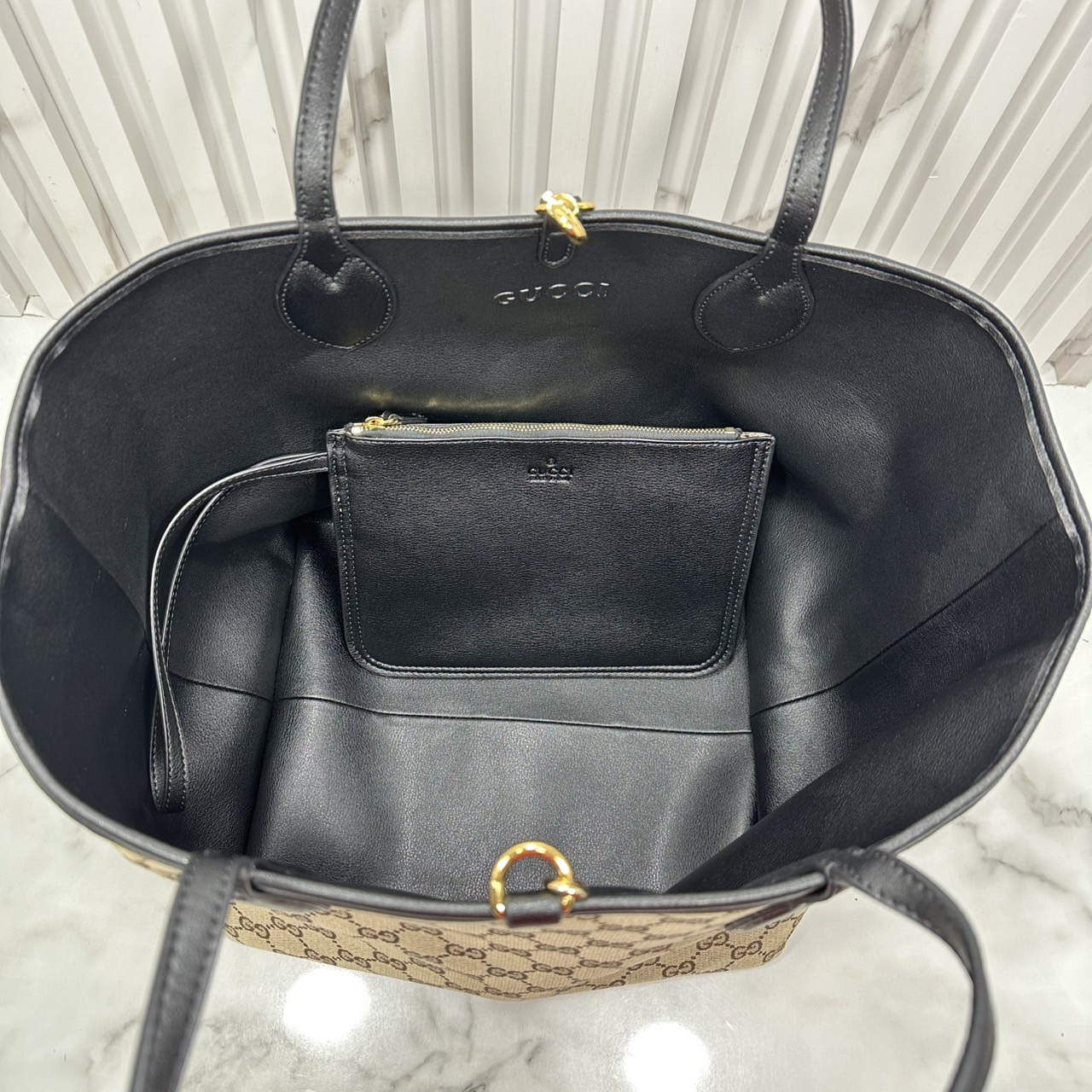 ORI หนังแท้ | Gucci Totissima medium reversible tote bag / Gucci Tote Bag กระเป๋าทรงสะพายทรงโท้ท ใช้งานได้ 2 ด้าน ดีไซน์ใหม่ล่าสุด ด้านหนัง และด้านแควสวยลายโลโก้ สวยหรูเรียบง่าย มาพร้อมใบเล็กเข้าเซ็ท ภายในโล่งกว้าง จุของได้เยอะจุใจ