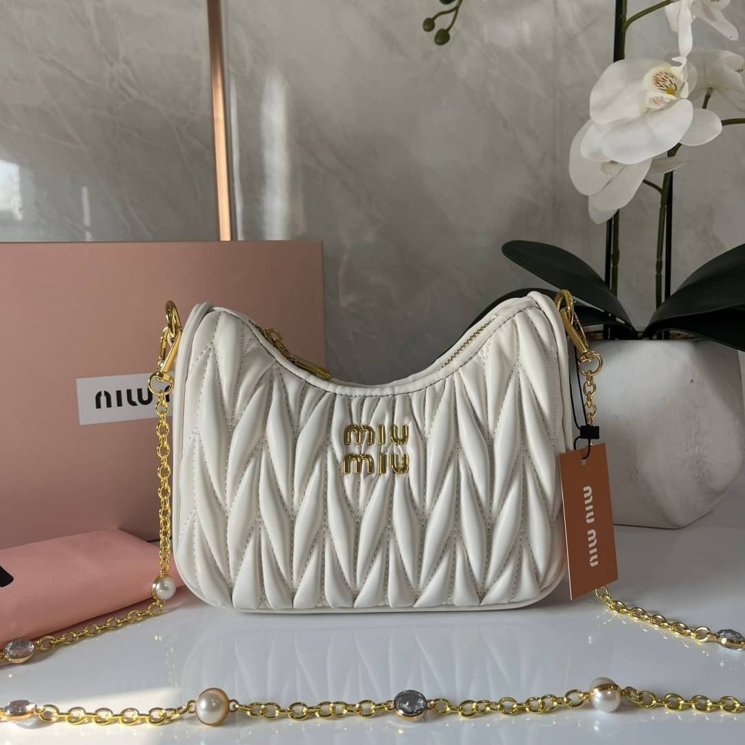 MIU MIU matelasse nappa leather shoulder bag กระเป๋าสะพายข้าง สายสะพายประดับไข่มุกและคริสตัล ให้ความละมุม ลุคคุณหนูน่ารักสุดๆคะ