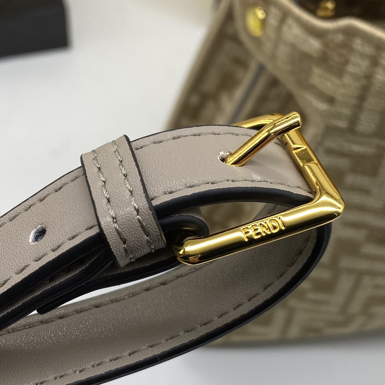 Fendi peekaboo 25cm เกรดออริจินอล กระเป๋าเฟนดิ คลาสสิกตามแบบฉบับแบรนด์ วัสดุคุณภาพอย่างดี เพิ่มความหรูหราและโดดเด่นด้วยการตกแต่งลวดลายโลโก้เด่นชัดทั้งใบ และด้วยขนาดที่กะทัดรัดและดีไซน์ที่เรียบหรูนี้ จึงสามารถนำไปแมทช์กับการแต่งตัวได้ง่าย ไม่ว่าจะเป็นสไตล์