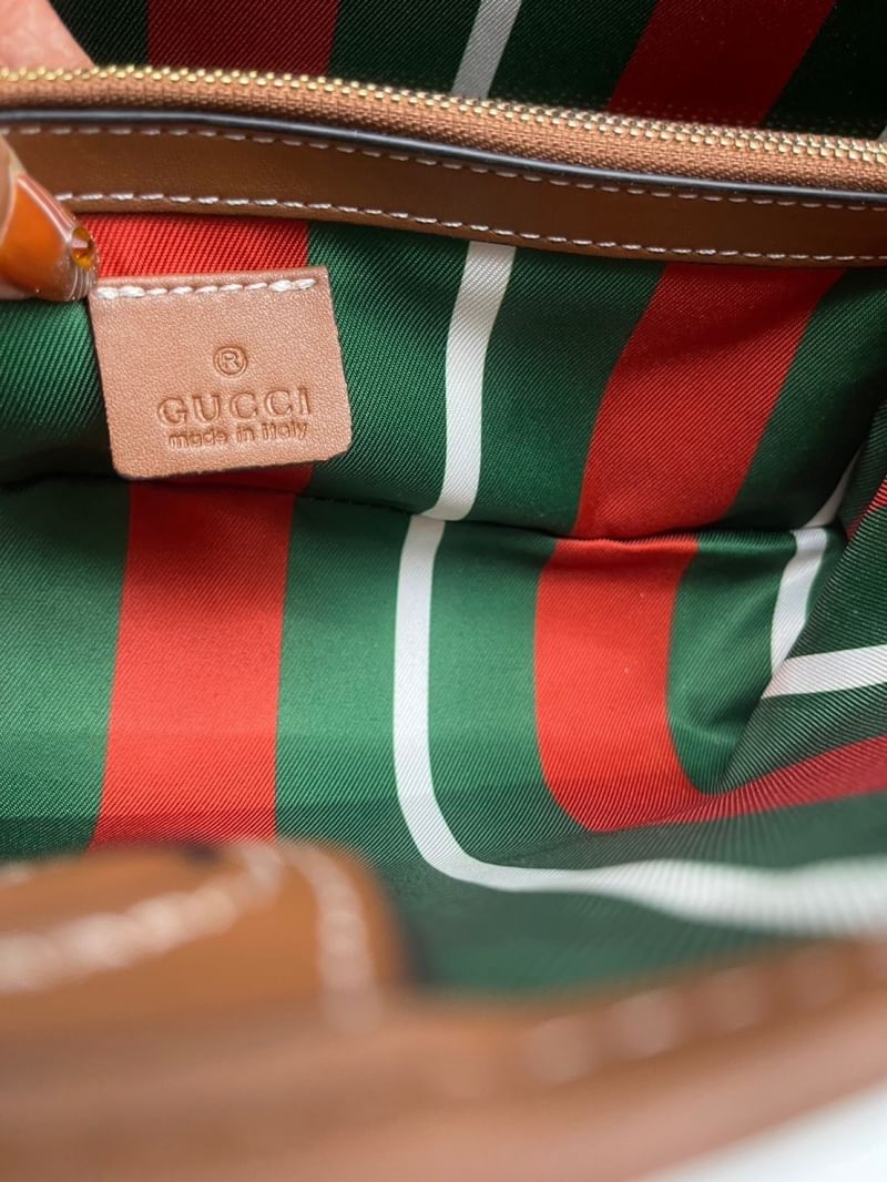 GUCCI GG Emblem small tote bag กระเป๋าทรงโท้ทสะพายไหล่รุ่นใหม่ ขนาดกำลังสวย ใส่ของได้แบบจุกๆ หูสะพายปรับและถอดออกได้ เก๋มากๆ คลาสสิคไม่มีเบื่อ