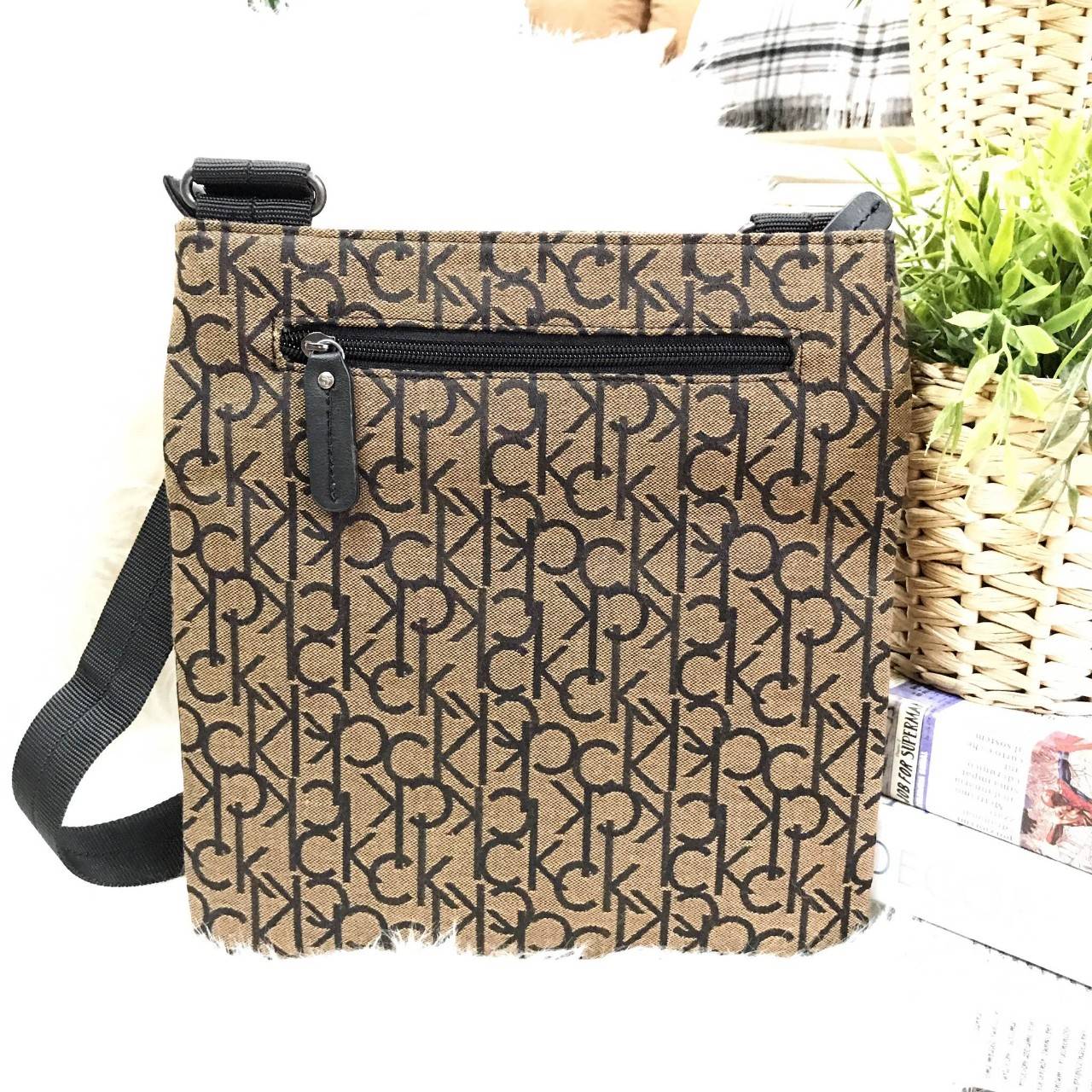 CALVIN KLEIN JEANS CROSSBODY BAG กระเป๋าสะพายรุ่น Limited Edition จาก Calvin Klein Jeans วัสดุ Canvas + Polyester 100% คุณภาพดี เนื้อหนา ลาย Ck ด้านหน้ามีโลโก้ Calvin Klein พร้อมช่องซิป 1 ช่อง เปิดปิด ด้วยซิปสะดวกใช้ ภายในมีโลโก้ เเละช่องซิป ขนาดกำลังดี ใ