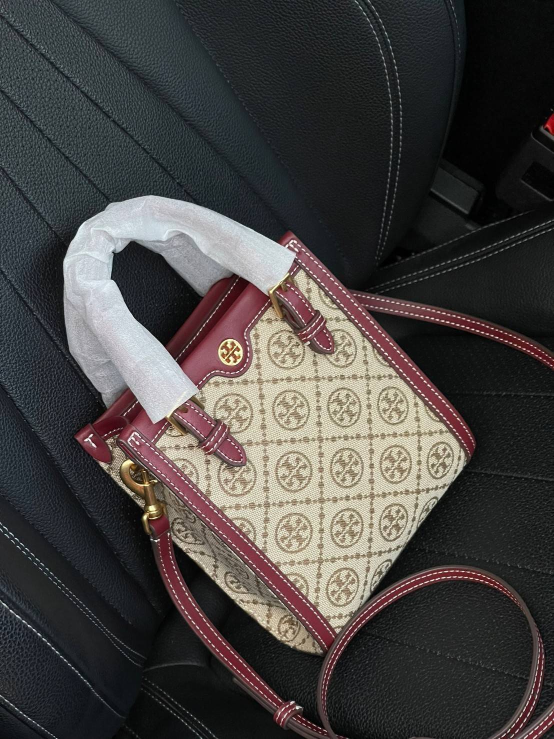 Tory burch t monogram jacquard mini tote ลวดลายT monogram ด้วยโลโก้สุดไอคอนนิคของแบรนด์ โดดเด่นด้วยกราฟฟิคและดีไซน์ ออกมาในหลายรูปแบบหลายคอลเลคชั่น แต่ละคอลเลคชั่นสวยหรูไม่แพ้กัน ทรงมินิโท้ท ขนาดกำลังดี ใช้งานง่าย ก็เป็นอีกหนึ่งรุ่นที่ทันยุคทันสมัยที่สาวๆ