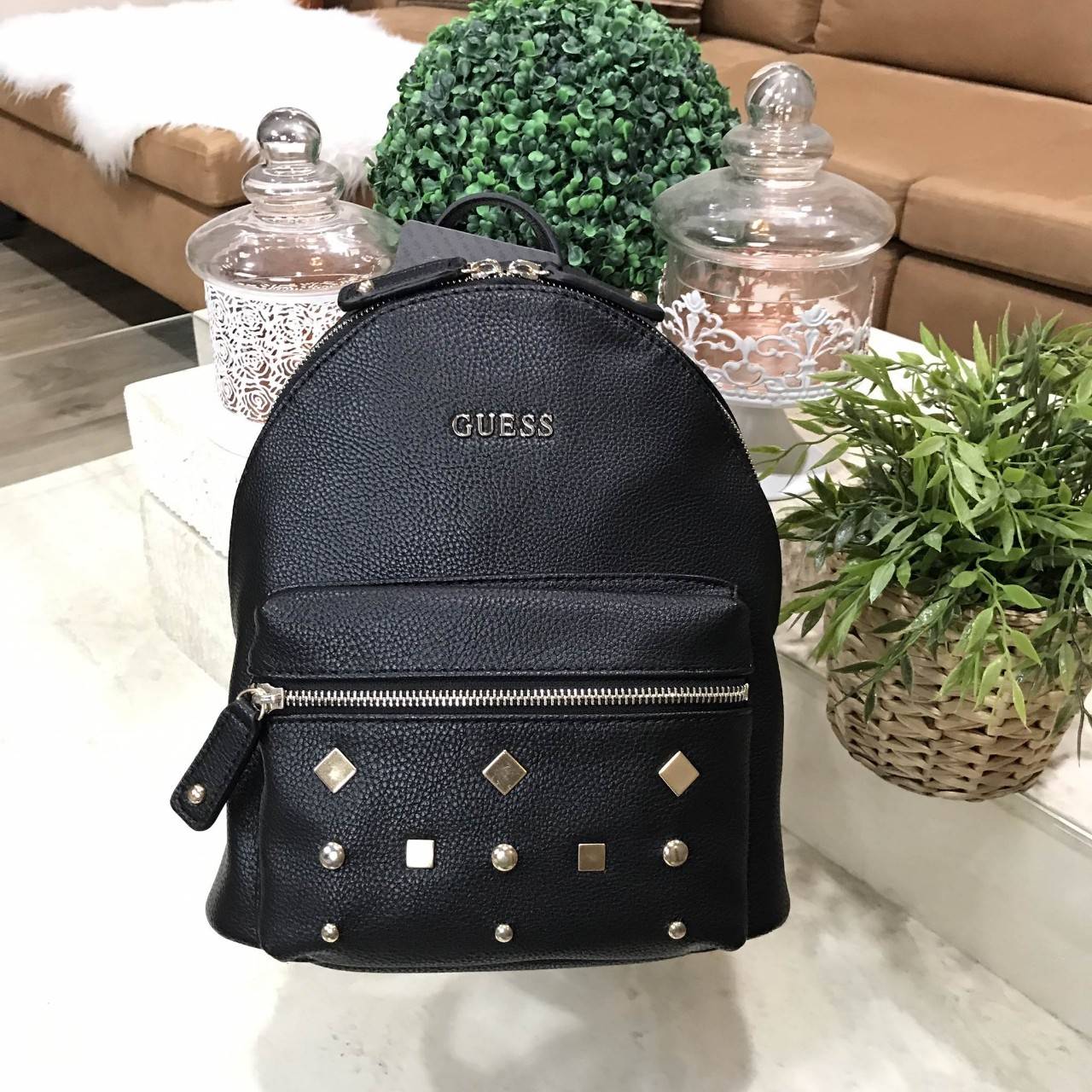 GUESS CANSON BACKPACK ของแท้❗️กระเป๋าเป้หนังเนื้อนิ่มสัมผัสคล้ายหนังแท้ ด้านหน้าแต่งหมุดกิ๊ปเก๋ เปิดปิดด้วยซิปสะดวกใช้ ด้านในบุผ้าแบรนด์ มีช่องใส่ซิปและช่องใส่ของจุกจิก ขนาดกำลังดีค่ะ น้ำหนักเบา สีสวย สายสะพายปรับได้ฟรีเลยค่าใบนี้ แนะนำมากๆค่า