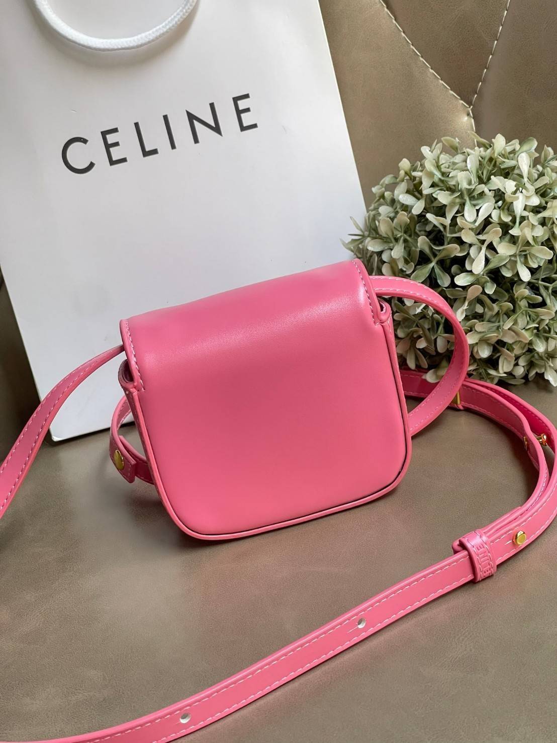 CELINE MINI TRIOMPHE IN TRIOMPHE CANVAS กระเป๋ามินิทรงชิค ดีไซน์รูปกล่องสุดแสนมินิมอล สามารถสะพายแบบ Crossbody และยังเป็น Belt Bagได้อีกด้วย วัสดุแคนวาสลาย Triomphe แบบไม่มีตกยุค ด้านหน้าโดดเด่นด้วยโลโก้สีทอง เป็นอีกหนึ่งตัวเลือกให้คุณเลือกสะพายในชีวิตประ