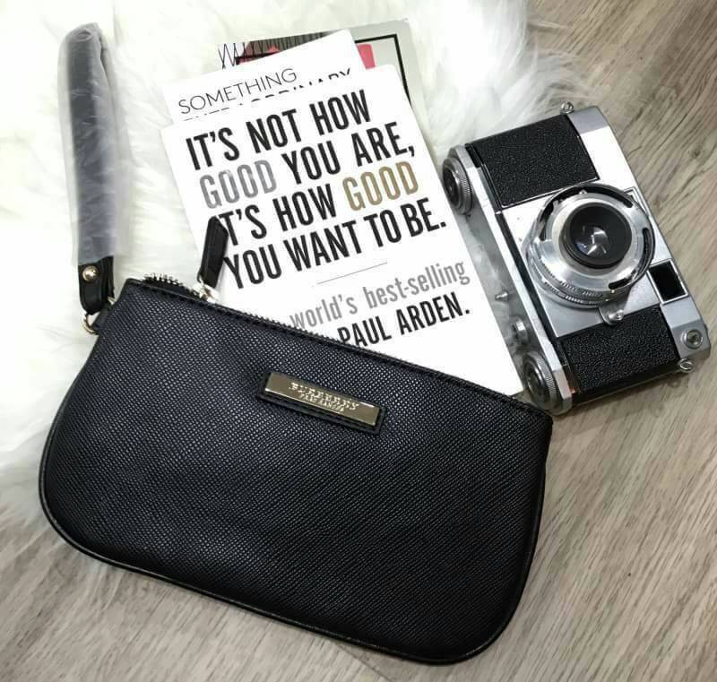 BURBERRY FRAGRANCES SIMPLE PURSE WRISTLET Gift With Purchase Limited Edition พรีเมี่ยมกิ๊ฟจากเคาน์เตอร์น้ำหอม BURBERRY FRAGRANCES วัสดุหนัง Saffiano สีดำประดับโลโก้แบรนด์สีทอง มีสายคล้องมือ เปิดปิดด้วยซิป ภายในมีโลโก้ สามารถใส่มือถือได้ทุกรุ่น ใส่แบงก์พัน