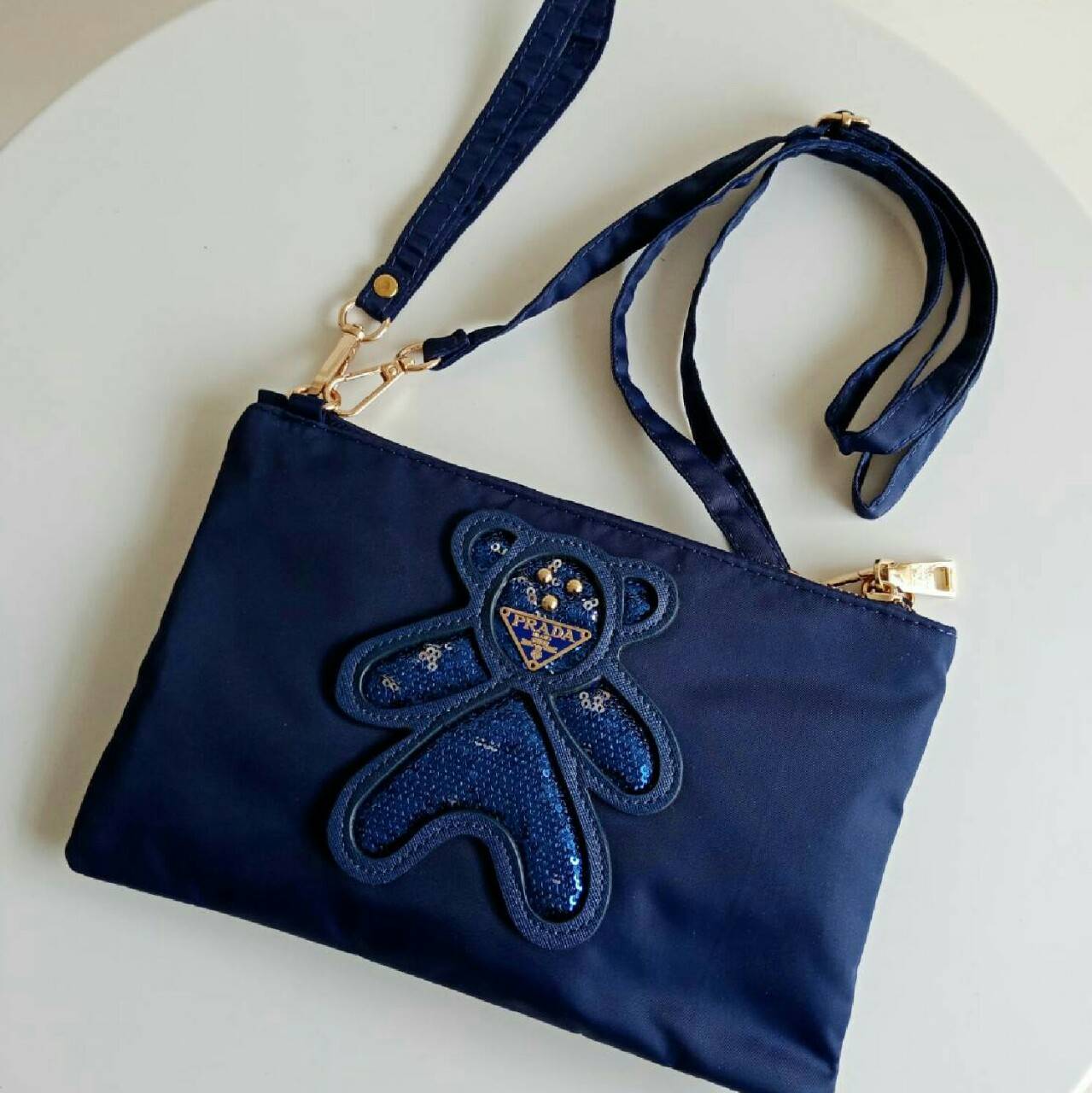 Best Seller!! กระเป๋าอเนกประสงค์ทรง clucth & crossbody จาก งานพรีเมี่ยมกิ้ฟ จากเคาเตอร์ต่างประเทศคะ แบรนด์ PRADA มาค่า เป็น กระเป๋าผ้าไนล่อน ตามแบบฉบับของแบรนด์เลย ใบนี้มีสายยาวให้คะ เลิศมาก สะพายเป็น shoulder bag ได้เลย ขนาดกำลังดีคะ ใส่มือถือได้ทุกรุ่น 