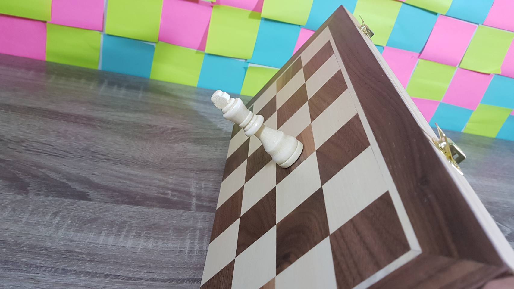 ชุดหมากรุกสากลแบบตัวไม้กระดานไม้และเป็นแม่เหล็กมีช่องเก็บหมากอย่างดี (ขนาดกระดาน39x39cm.)