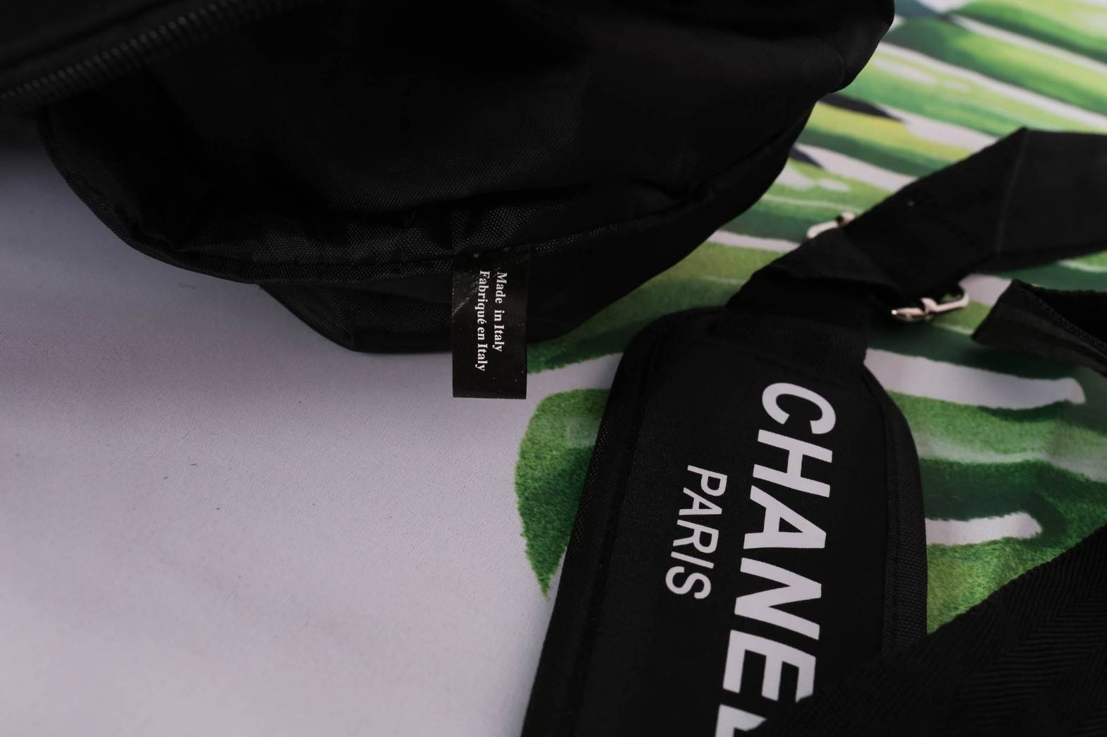 Chanel Authentic VIP Gift Bag Duffle Gym Travel สินค้าเป็นของแท้ รุ่นใหม่ จากเค้าเตอร์เครื่องสำอาง/น้ำหอมของแบรนด์- Chanel vip gift bag ของแท้ 100% ใช้เป็นกระเป๋าเดินทาง/ไปฟิตเนส ไปยิมหรือต่างจังหวัดได้สบายเลยค่ะ หัวซิปปั้มโลโก้ ด้านในเป็นช่องกว้าง และช่อ