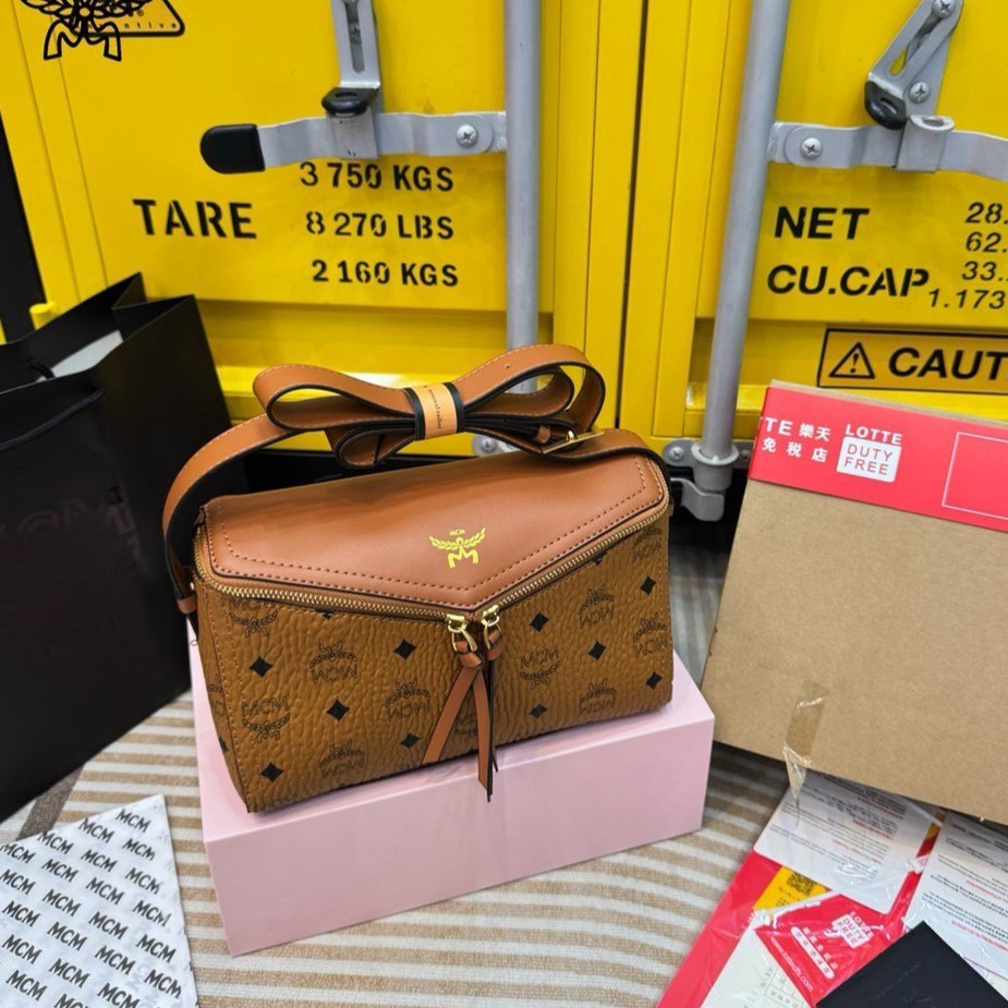 M.C.M Diamant 3D Shoulder Bag in Visetos Leather Mix ดีไซน์ใหม่ กับคอลเลคชั่นสุดปัง สวยหรูในแบบฉบับคนมีสไตล์ ขนาดกำลังดั สะพายง่าย ใช้งานสะดวกคล่องตัว รูปทรงแปลกใหม่มีความเหลี่ยมมุมเหมือนเพชร