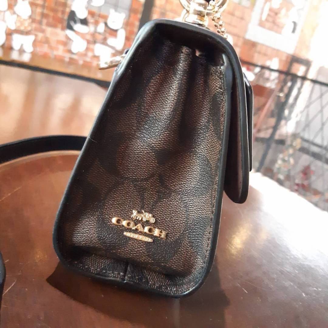 COACH TILLY SATCHEL 23 IN SIGNATURE CANVAS ((C1802//C1439/C1435)) กระเป๋า crossbody สวยหรู ขนาดใหม่ พร้อมสีมาใหม่!! ดีไซน์ย้อนยุค วัสดุหนังแคนวาสเคลือบลายสลับหนังแท้ มาพร้อมหูจับในตัว และสาย crossbody ปรับได้ตามตัว เปิด-ปิดด้วยตัวบิดล็อค ภายในโล่ง บุกำมะห