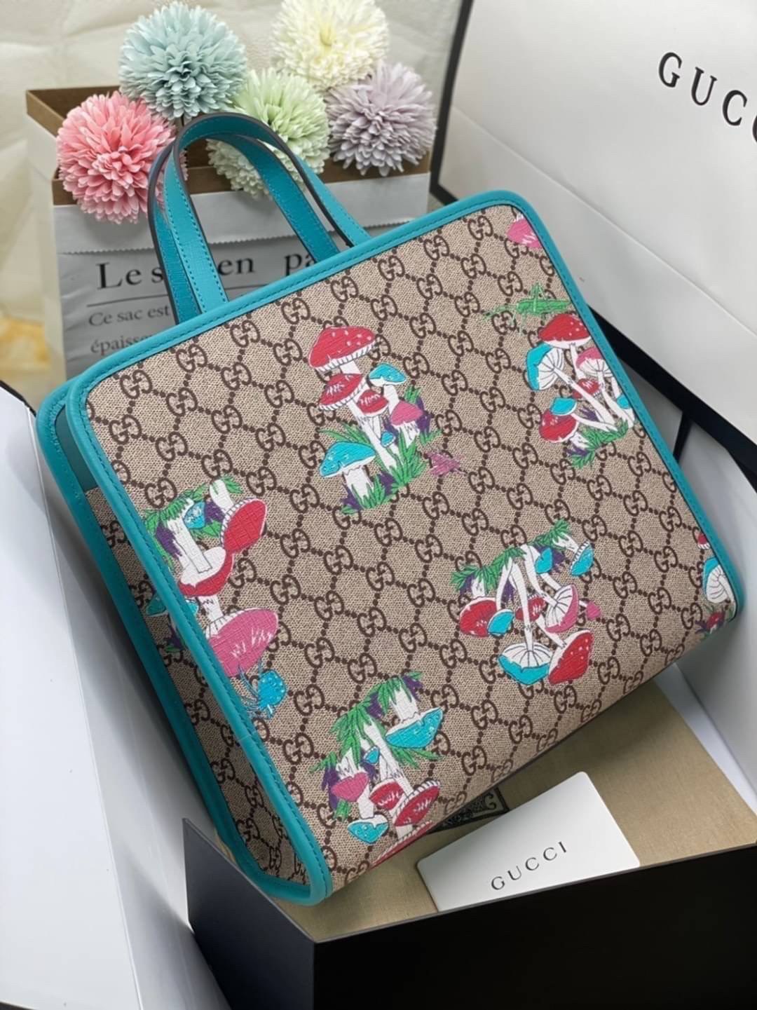 Ori GUCCI Children's tote bag GG kids ที่สุดของความน่ารัก ลิมิเต็ดแบบไม่มีเอาท์ สาวๆสายหวานไม่ควรพลาดด้วยประการทั้งปวงเลยค่าา หนังแท้เกรดดีที่สุด พิมพ์ลายแบรนด์รอบใบเทคเจอร์สวยอยู่ทรง ภายในมีโลโก้กว้างและจุสุดๆใส่สัมภาระได้เยอะ ภาพถ่ายจ