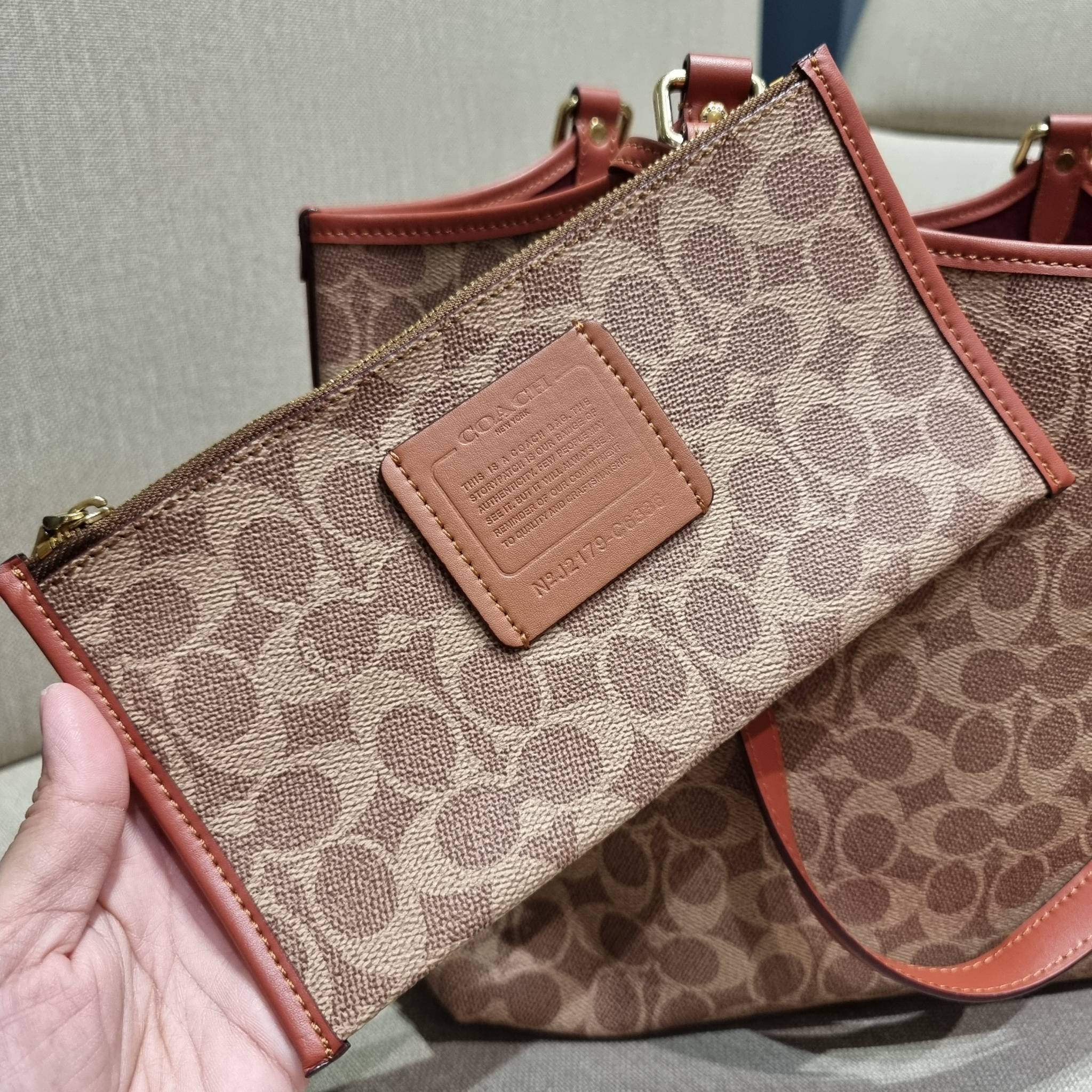 COACH C6336 DAY TOTE IN SIGNATURE CANVAS ใหม่ล่าสุด กับกระเป๋าทรงโท้ทใบใหญ่ สวยสะกดสายตา ด้วยดีไซน์ที่ดูเรียบง่าย แต่แฝงไปด้วยดีเทลเล็กๆ ที่เสริมให้ไอเท็มนี้ดูแพง พิเศษ กระเป๋าลูกใบเล็กอีกหนึ่งใบ พกติดกับกระเป๋า หรือจะเอาไปแยกใช้ก็ได้ วัสดุหนังแคนวาส สลับ