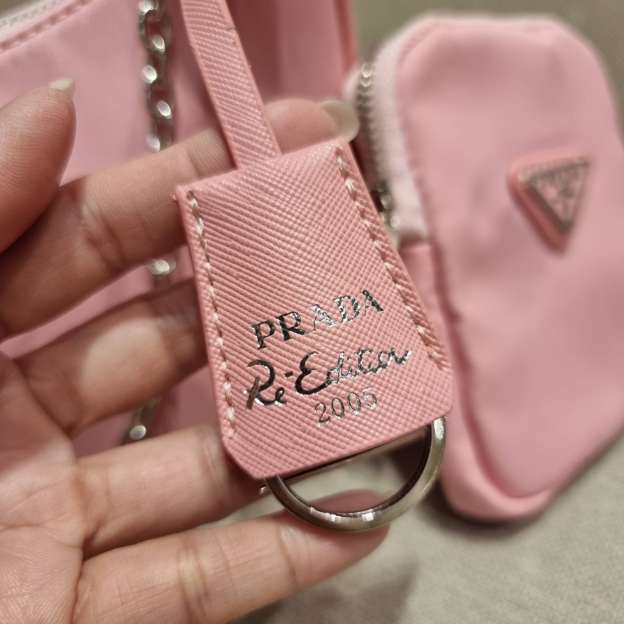 VIP 🥂 PRADA RE-EDITION 2005 RE-NYLON SHOULDER BAG ไอเท็มสุดปัง ที่ฮิตตลอดกาลไม่ว่าจะปีไหนๆ จัดให้ครบทั้งสีขายดีและสีใหม่ล่าสุด ที่สายคุณหนูห้ามพลาด!! กับกระเป๋าสะพายทรงคลาสสิค เหมาะเป็น everyday bag มากๆ วัสดุผ้าไนล่อนคุณภาพ พร้อมใบลูก ไว้ใส่เหรีย