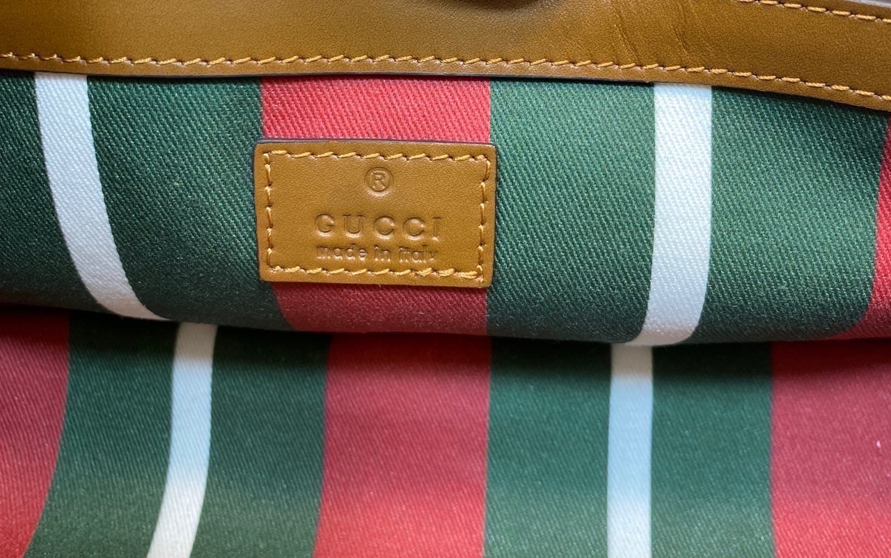 Top ORI หนังแท้ | GUCCI GG Emblem medium tote bag 30cm / GUCCI Tote Bag กระเป๋าสะพายทรงโท้ท คอลเล็กชั่นใหม่ตีความประวัติศาสตร์แห่งความสง่างามและงานฝีมือของแบรนด์ขึ้นใหม่