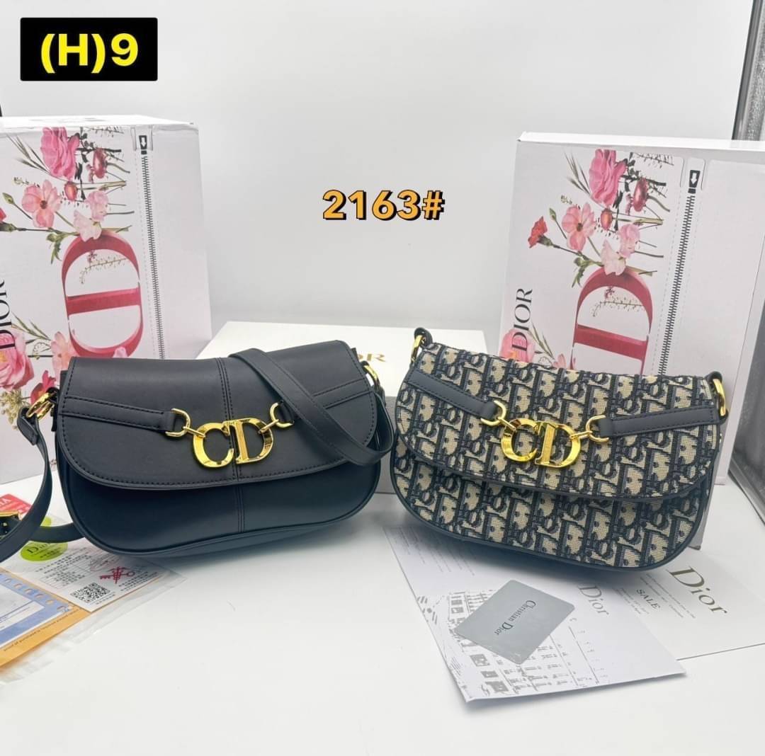 DIOR Small CD Besace Bag กระเป๋าสะพายทรงสวย ดีไซน์โลโก้โดดเด่นหรูหรา ดีเทลดูดีมีกิมมิคในตัว สายสะพายในตัว ปรับได้ตามชอบ สะพายทำงาน ออกงาน ไปเที่ยว ไปเดท ได้ทุกโมเมนต์