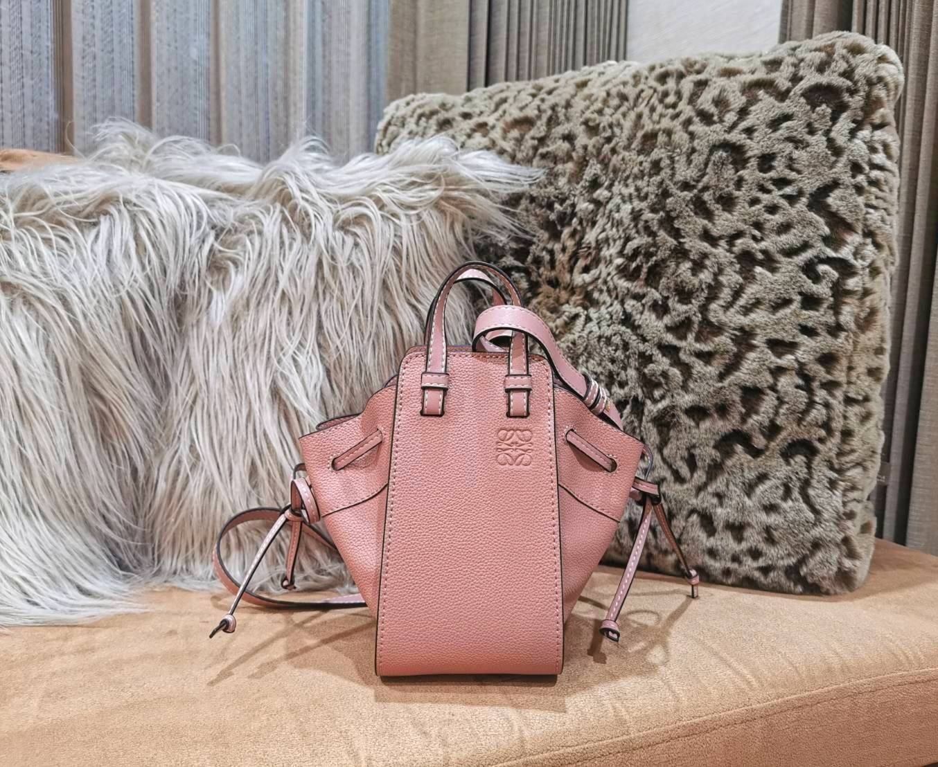 VIP 】เอาใจสายหวานกับสีพาสเทล!✴️ NEWIN! LOEWE HANDLE & SHOULDER BAG GIFT WITH PURCHASE (GWP) กระเป๋าถือหรือสะพายหนังแท้พรีเมี่ยมกิ๊ฟ Limited จาก LOEWE PERFUME DUTYFREE รุ่น Rare items สุดๆวัสดุหนังแท้ Calfskin หนังสวยดีไซน์คงเอกลักษณ์แบรนด์ สามารถปร