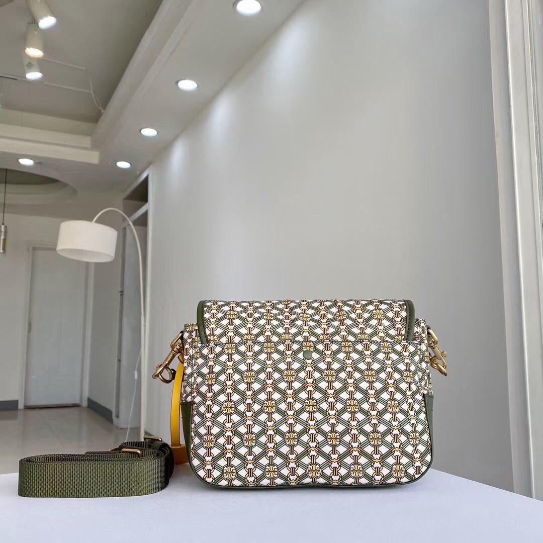 ของแท้ 💯% Tory Burch Piper Printed Crossbody 74656 กระเป๋าถือ สะพายข้างหรือ Crossbody ได้ ด้านในโล่งมี1ช่องซิป และ1ช่องใส่ของจุกจิก ซับในผ้าสวยหรู มีช่องซิปใส่ของด้านนอก