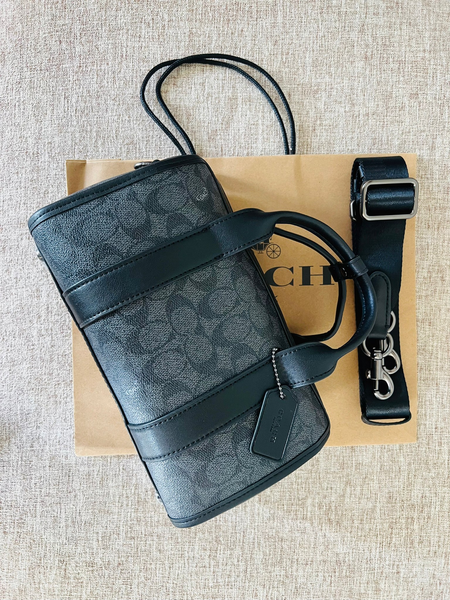 COACH GOTHAM DUFFLE 24 IN SIGNATURE CANVAS CA186 กระเป๋าทรงหมอนรุ่นใหม่สุด 2022 รุ่นนี้สามารถใช้ได้ทั้งชายหญิง หนังแท้อย่างดี นิ่มทรงสวย มากๆค่ะ เปิด-ปิดกระเป๋าแบบซิปคู่ด้านบนมีกระดุมรวบหูหิ้วให้ด้วยนะคะ ภายในกระเป๋าสามารถใส่สัมภาระที่จำเป็นในชีวิตประจำวั