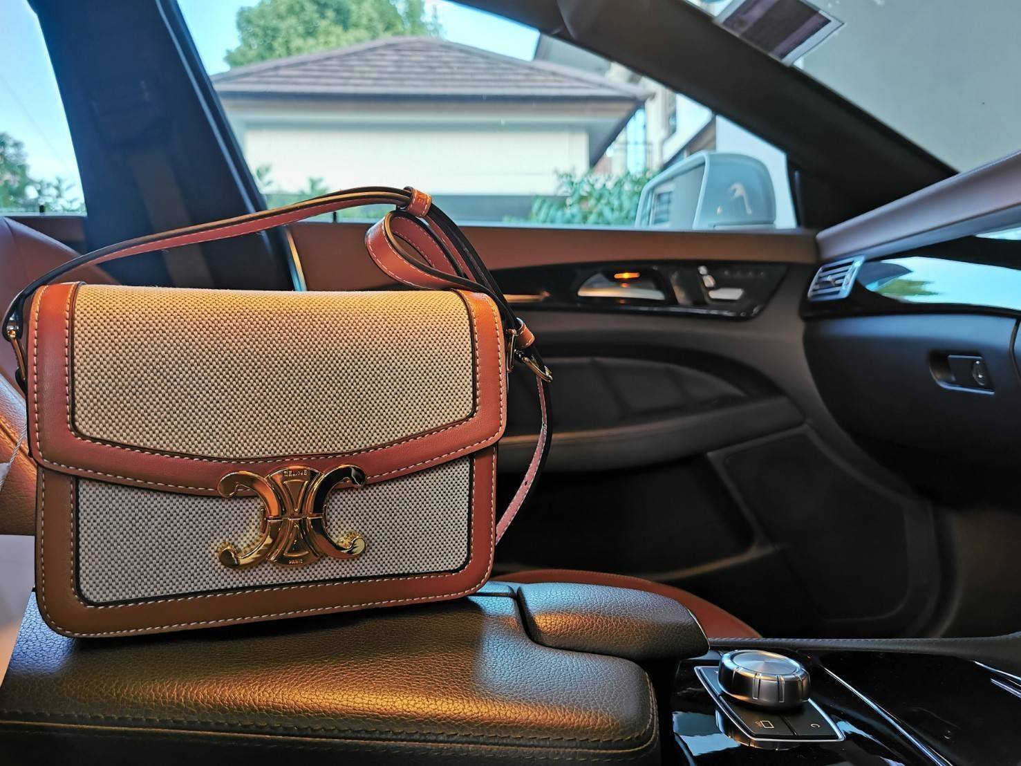 CELINE TRIOMPHE CROSSBODY BAG VIP GIFT WITH PURCHASE-GWP พรีเมี่ยมกิ๊ฟ Limited Edition จาก CELINE PERFUME DUTY FREE COUNTER วัสดุ TRIOMPHE CANVAS & LEATHER ทรงเหลี่ยมหนังสวยหรูอยู่ทรงเปิดปิดด้วยฝาปิดโลโก้แบรนด์อะไหล่ทอง