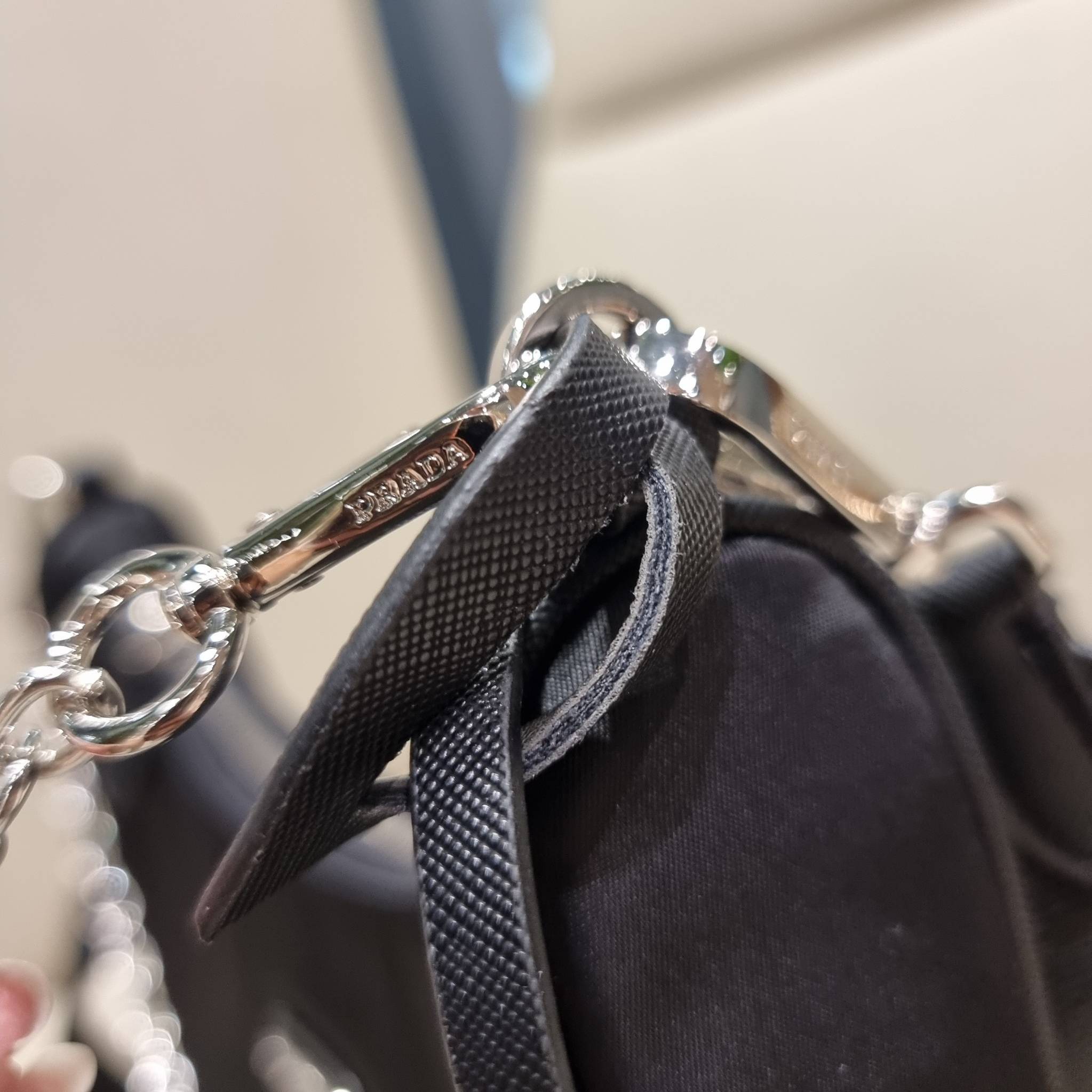 VIP 🥂 PRADA RE-EDITION 2005 RE-NYLON SHOULDER BAG ไอเท็มสุดปัง ที่ฮิตตลอดกาลไม่ว่าจะปีไหนๆ จัดให้ครบทั้งสีขายดีและสีใหม่ล่าสุด ที่สายคุณหนูห้ามพลาด!! กับกระเป๋าสะพายทรงคลาสสิค เหมาะเป็น everyday bag มากๆ วัสดุผ้าไนล่อนคุณภาพ พร้อมใบลูก ไว้ใส่เหรีย