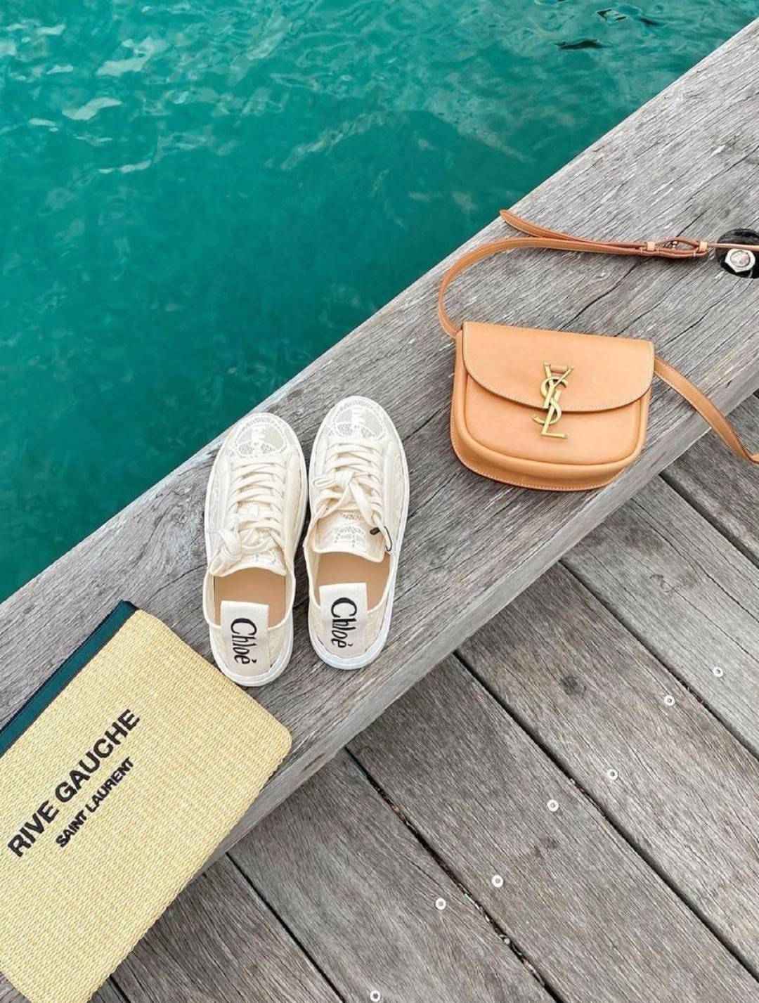 VIP 🥂 สีใหม่พร้อมส่ง! Saint Laurent Kaia Small YSL Plaque Leather Cross Body Bag / YVES SAINT LAURENT YSL BAG VIP วัสดุ Calfskin หนังเรียบอยู่ทรงเปิดปิดด้วยฝาปิดโลโก้แบรนด์อะไหล่ทอง ภายในโล่งมีโลโก้และช่องย่อยสามารถใส่มือถือของใช้จุกจิกได้เยอะ สาย